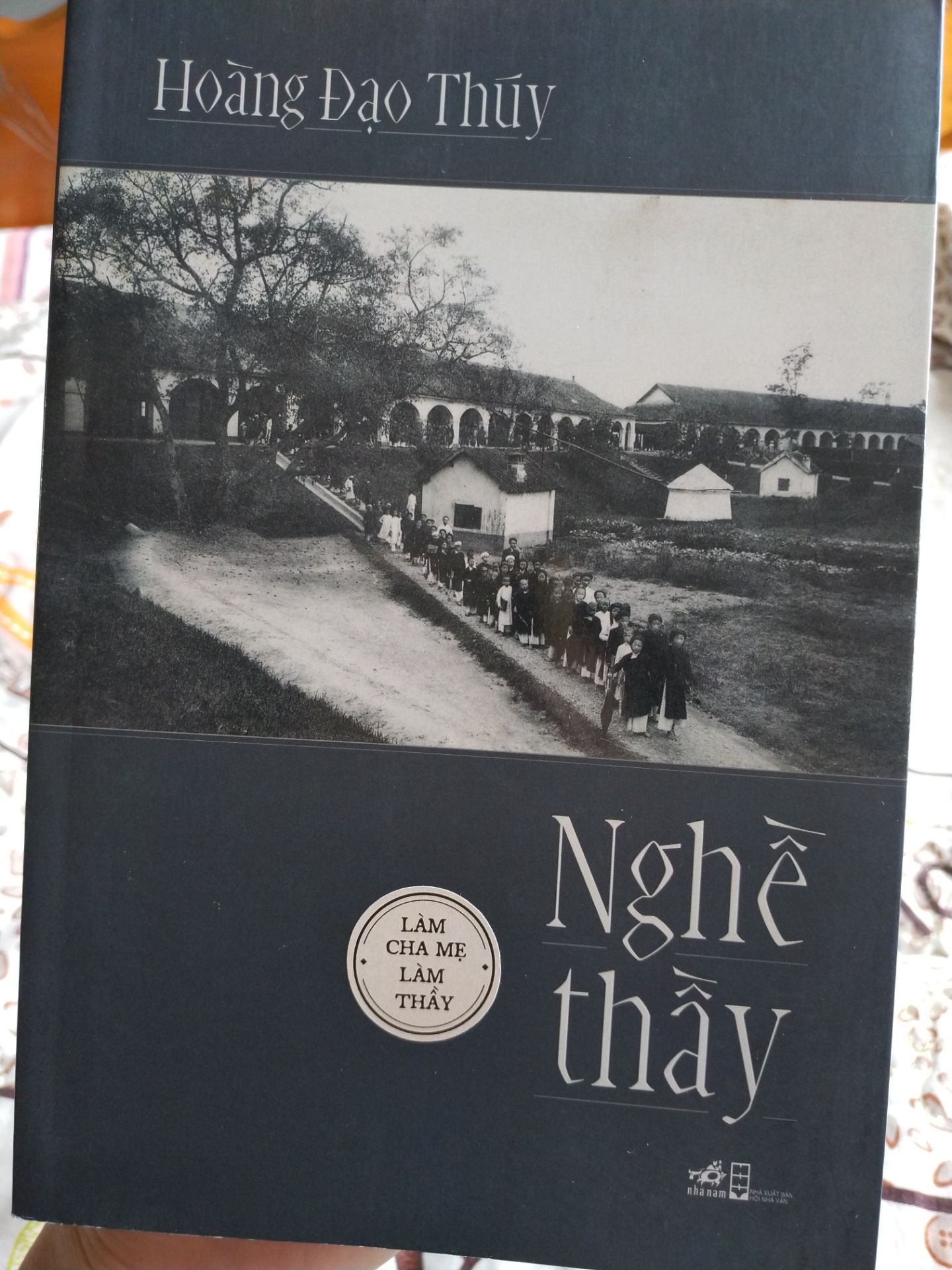 Sách mỏng, đọc nhanh, quan trọng là thực hành. Điều đáng quý nhất là tác giả đã hệ thống hóa được các vấn đề cốt lõi, nền tảng trong giáo dục con người và trình bày hợp lý, mộc mạc, dễ hiểu. Thời đại dù có khác đi, điều kiện vật chất có thay đổi, chỉ cần con người giữ được nền tảng đó thì vẫn luôn có hi vọng vào tương lai đất nước. Dù là ai, dù là người làm giáo dục hay không, cũng nên tìm đọc. Sách mỏng, đọc nhanh, quan trọng là thực hành. Điều đáng quý nhất là tác giả đã hệ thống hóa được các vấn đề cốt lõi, nền tảng trong giáo dục con người và trình bày hợp lý, mộc mạc, dễ hiểu. Thời đại dù có khác đi, điều kiện vật chất có thay đổi, chỉ cần con người giữ được nền tảng đó thì vẫn luôn có hi vọng vào tương lai đất nước. Dù là ai, dù là người làm giáo dục hay không, cũng nên tìm đọc.