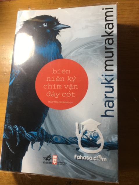 Sách giao nhanh, shipper dễ thương. Sách ko bị móp méo gì cả mặc dù ko được bọc chống sốc😓 sách này mình mua thứ nhất vì mình đọc xong cuốn Kafka bên bờ biển thấy rất thích nên quyết định mua cuốn này, thứ hai là vì nó dày( mình thích đọc mấy cuốn sachd dày, đọc như đắm chìm trong câu chuyện í) Mong shop lần sau bọc sách nên có lớp chống sốc bên ngoài để bảo đảm trong quá trình vận chuyển nhé! Chúc shop mua may bán đắt ạ!