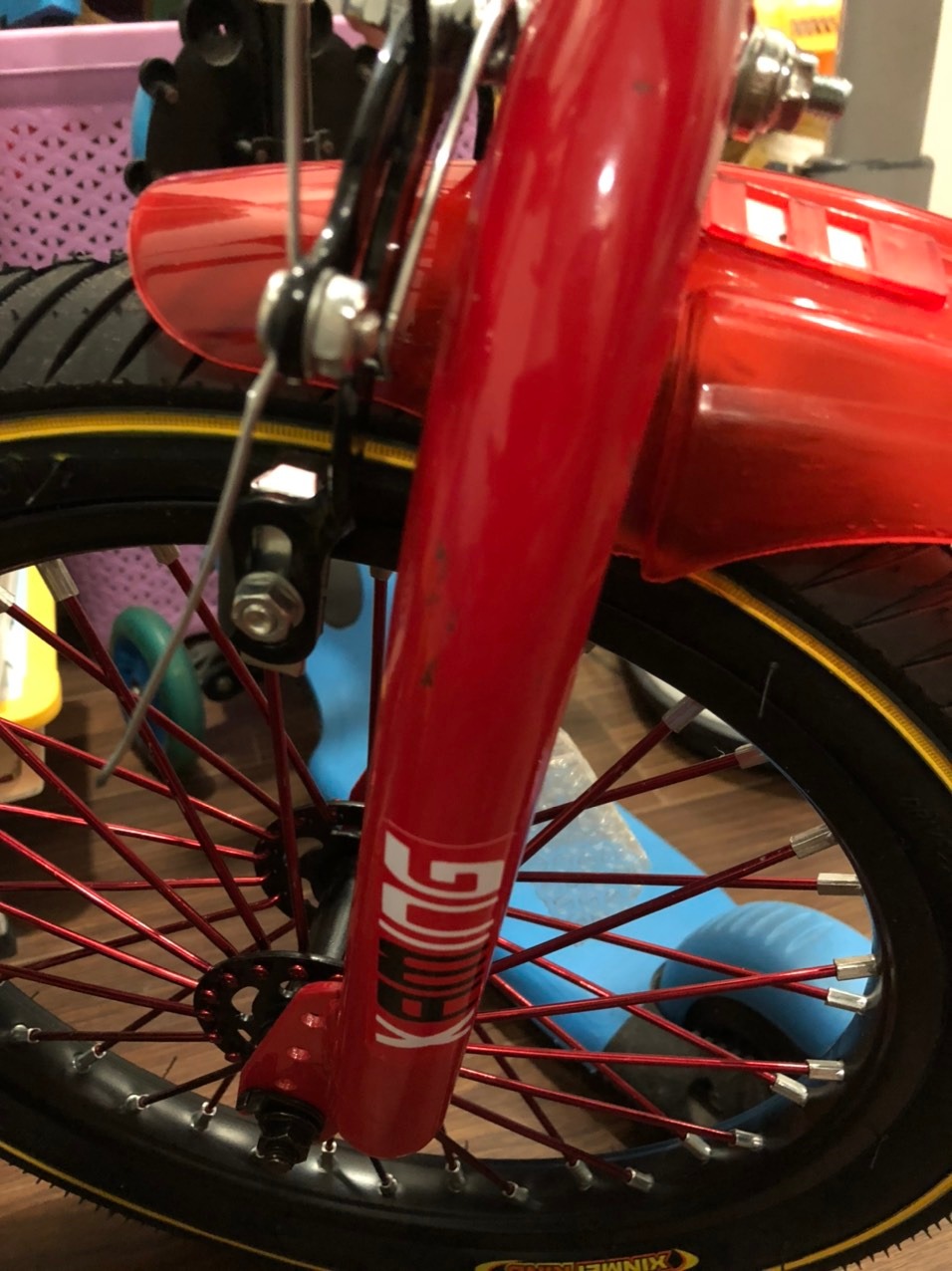 1. Bánh xe không đúng như hình ảnh sản phẩm mẫu
2. Bình đựng bị cấn vào chốt hãm in xe
3. Sơn càng trước bị sước sơn
4. Yên xe tróc lớp vỏ
5. Kệ đựng bình nước nhựa kém chất lượng và bị đứt