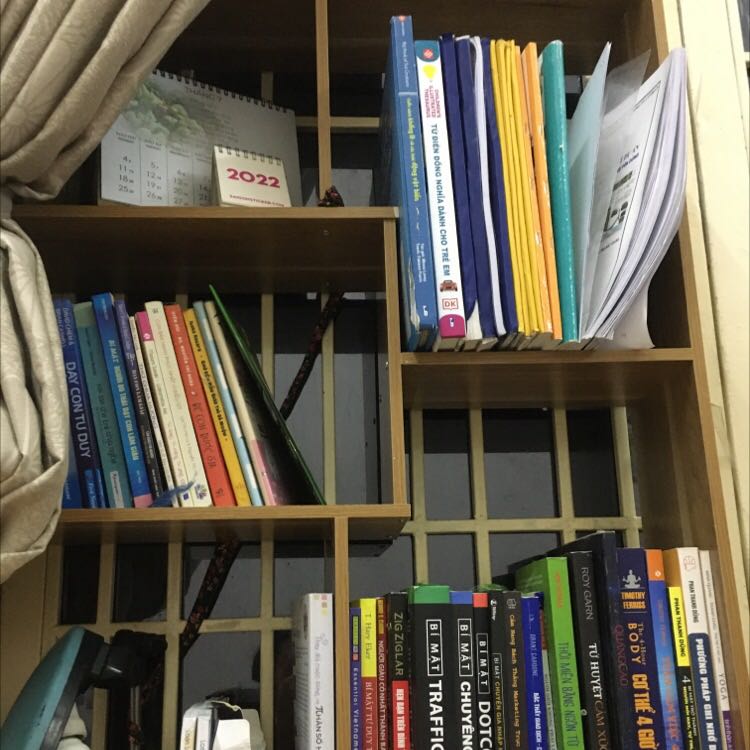 Nhận sách mà hài lòng lắm, fahasa luôn có bao nilon bọc bên ngoài, sách thật nên nhiều nănh luợng!