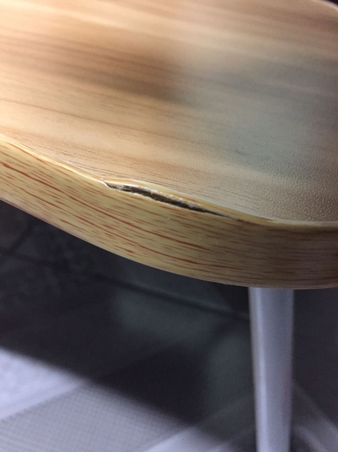 Mình vừa nhận hàng, lên nhà mở ra xem lỗi tung toé. 2 góc bàn bong tróc hết ra lòi cả mùn gỗ công nghiệp bên trong. (Ảnh chụp gửi kè). Khe gắn ipad lỏng. Túm lại shop phải đổi cho khách bàn khác ko bị lỗi, nếu ko phải hoàn trả lại tiền khách hàng. Rat mất thời gian của khách!