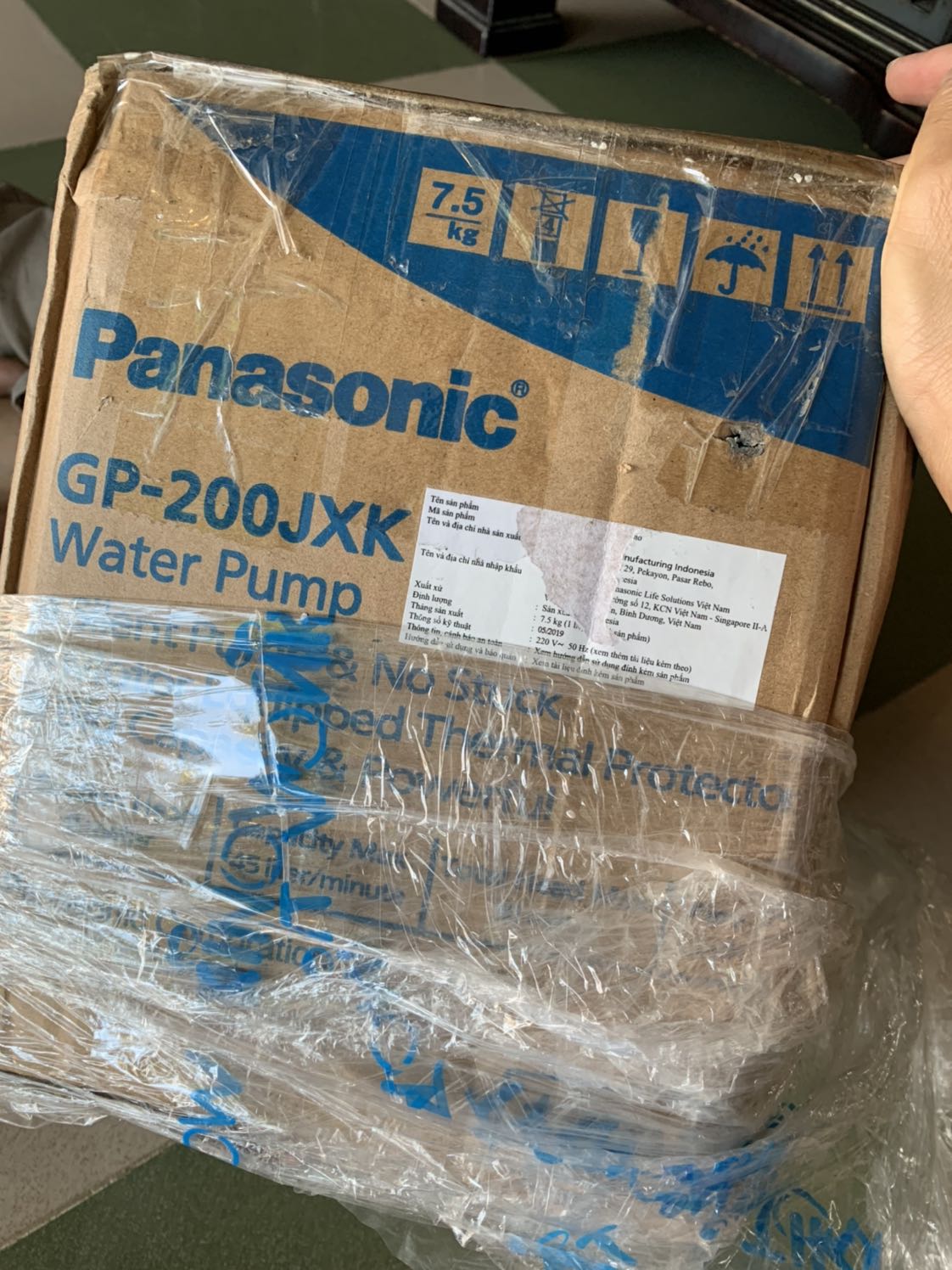 Tôi đã rất không thoải mái khi nhận được hàng. Tôi mua hàng mới nhưng lại nhận được máy đóng trong thùng rách nát dán băng keo tùm lum, bên trong thì xốp chống sốc hầu như không có tác dụng nào, đóng hàng cực kì cầu thả, đơn vị vận chuyển cũng quá tắc trách, đã ghi "Hàng dễ vỡ" nhưng hầu như đơn vị mấy anh/chị làm ăn quá mức cẩu thả. Đề nghị NCC liên hệ lại tôi để trao đổi nhé !
Trân trọng,