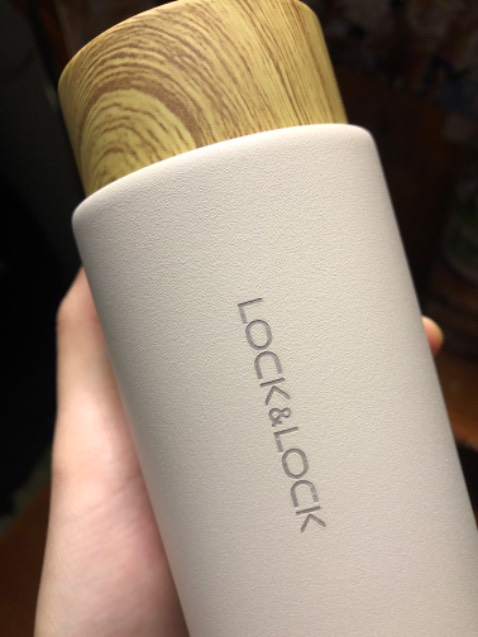 khá ổnnnnn, bình gọn nhẹ tay, nắp tất nhiên không phải là gỗ thiệt nhưng mà sờ vào cảm giác mìn mịn. Chất lượng của Lock n Lock thì quá ôk rùi. Tiki phân phối hàng chính hãng nên yên tâmmm. Giữ nhiệt lâu không thì mình chưa thử vì mình mới sử dụng để dùng nước lọc uống thôi. Nhưng mà mình nghĩ độ lâu giữ nhiệt cũng một phần phụ thuộc vào nhiệt độ bên ngoài nữa