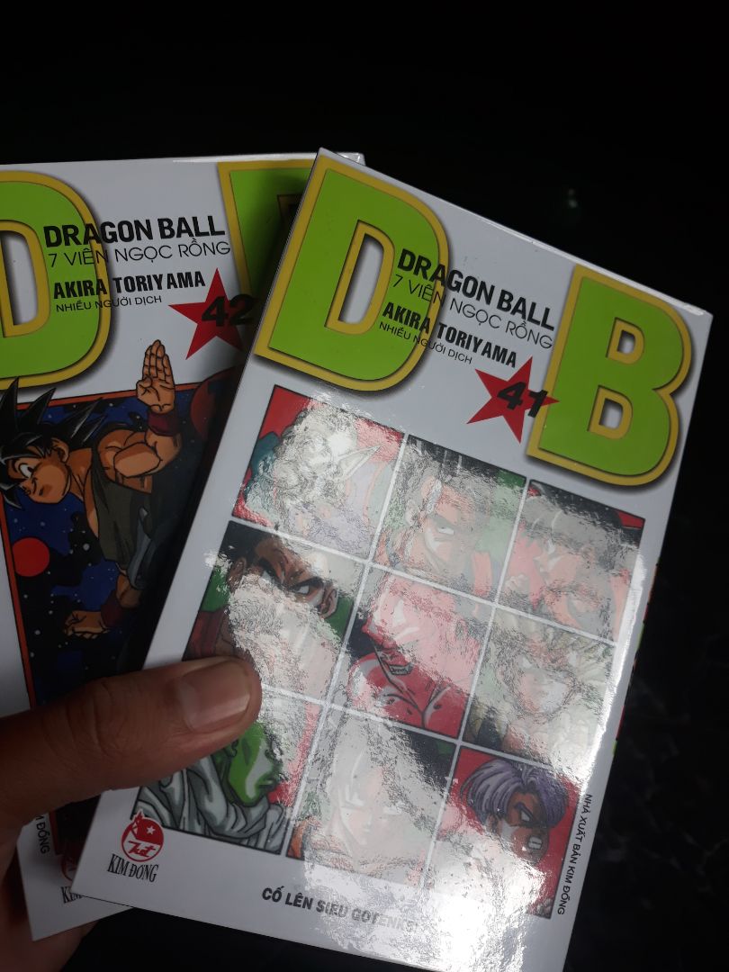 Mua lúc giảm giá 20% Như vậy là sau 17 năm đã có trên tay bộ Dragon ball chuẩn bản dịch. Chất lượng và hình thức rất tốt, lại được mình bọc thêm lớp plastic nên nhìn rất sang. Đây là bộ Dragon ball thứ 2 của cá nhân mình. Bộ trước là vào năm 2003. Hy vọng 3 năm sau bộ Dragon ball full color sẽ lên kệ.