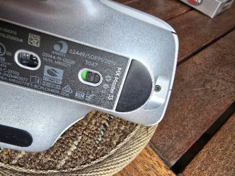 Giao hàng nhanh, tem dán vẫn còn nguyên, kể cả miếng dán dướii chuột. Tuy nhiên, nhìn kỹ 4 miếng cao su tiếp xúc thì có dấu trầy xước và mòn chút chút, không giống chuột zin chưa sử dụng như mình nghĩ