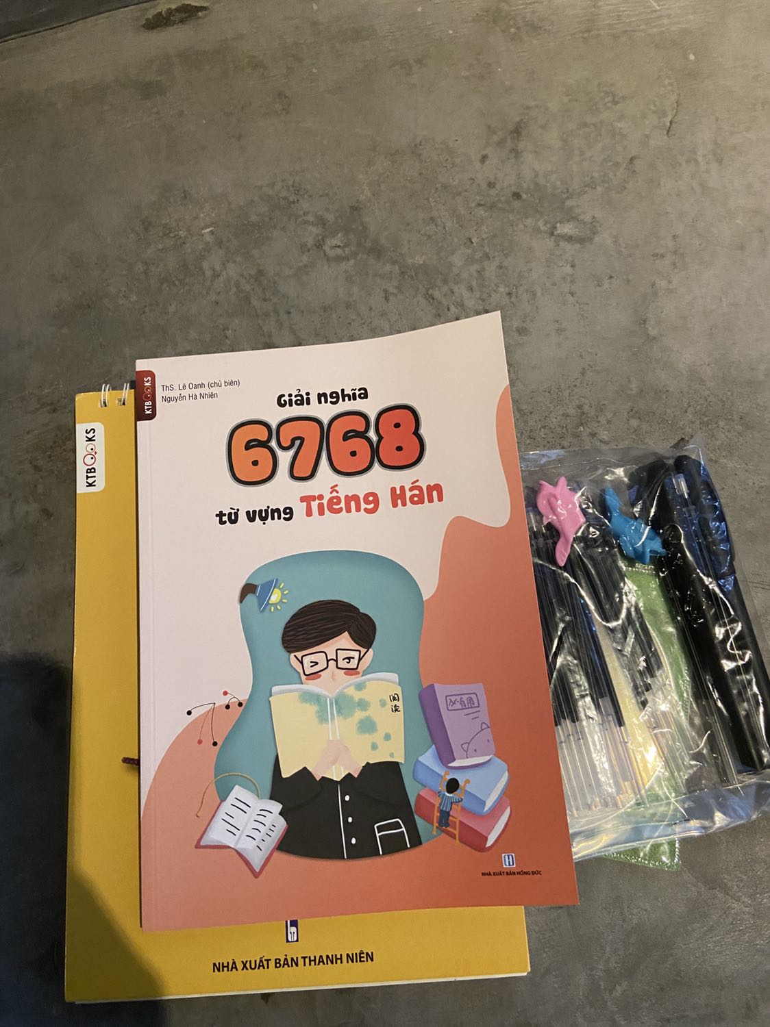 Giao hàng nhanh, shop đóng gói cẩn thận và giao hàng đầy đủ. Quyển giải nghĩa 6768 từ giống 1 cuốn từ điển hơn là giải nghĩa chi tiết từng từ, chỉ dùng để tham khảo thêm thôi. CD shop tặng kèm có chuyển thành file gửi qua *** đc ko ạ