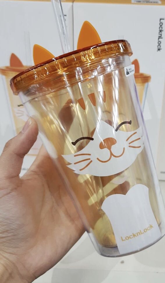 Ly xinh lắm, trừ nắp hình tai mèo ra còn có 1 nắp kín để thay thế trong trường hợp ko dùng ống hút nữa. Nhưng hơi tiếc là ko có đồ vệ sinh ống hút