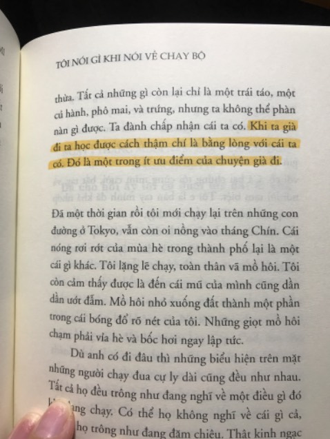 Cuốn đầu tiên mình đọc của bác Haruki
Một lối văn chương siêu thực, đôi khi mình bị sốc, nhưng lại nhẹ nhàng khó tả
Thích cách bác nói về thứ âm nhạc bác thích, về chạy bộ, về đời. Được truyền cảm hứng rất nhiều
Một cuốn sách rất đáng đọc 💛