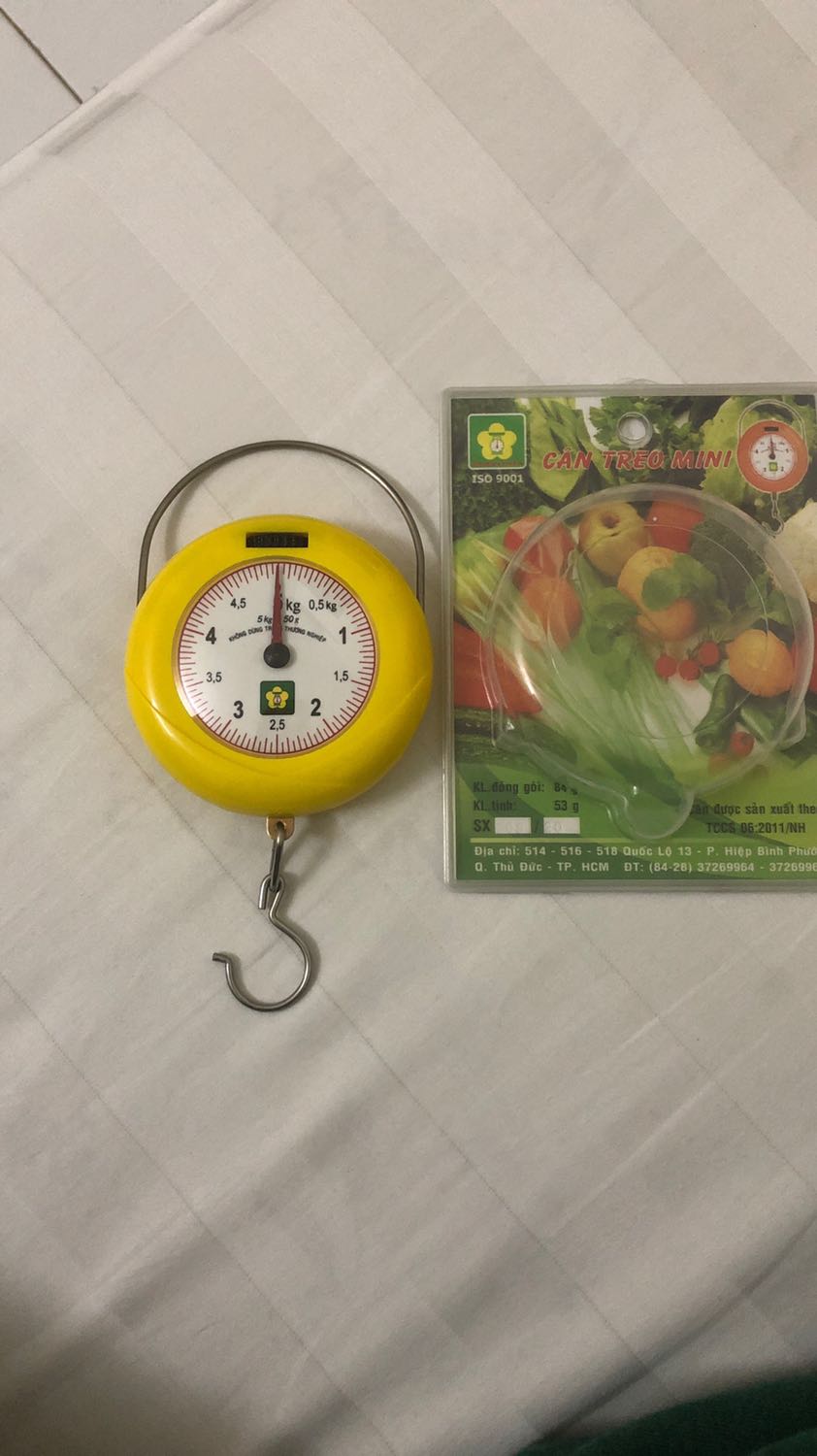 Mình rất hài lòng với chiếc cân nhận được! Cân được thiết kế khéo có thể giấu được móc treo và tay cầm nên cất trong túi rất tiện mà không làm rách và xước các vật dụng khác trong túi! Mình ủng hộ Tiki và sản phẩm của Việt Nam! Người Việt Nam ưu tiên dùng hàng Việt Nam chứ! :)