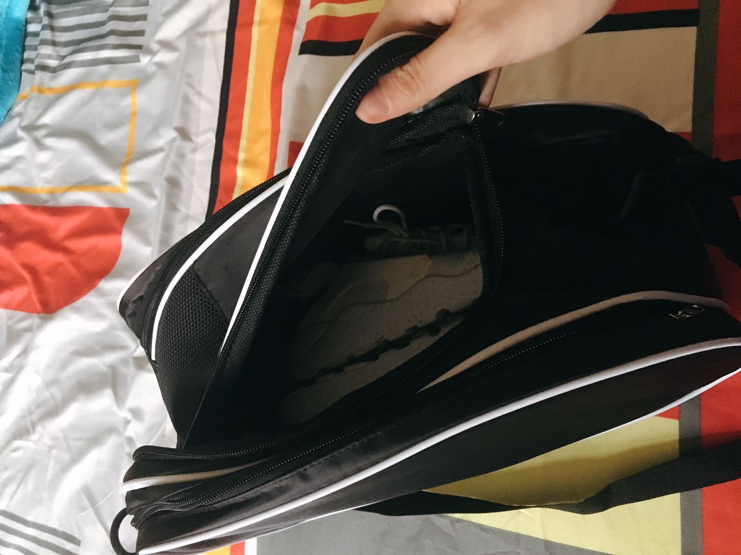 Mình mang size 39 và túi để vừa 1 đôi giày thể thao+ 1 đôi dép. Ngoài ra còn có dây đeo nữa, nhưng hơi lỏng lẻo nên mình nghĩ cầm tay sẽ chắc hơn ( có quai cầm bên hông). Dây kéo hơi khó kéo.
Giá mình mua đợt 11.11 được sale nên mình thấy giá ổn.