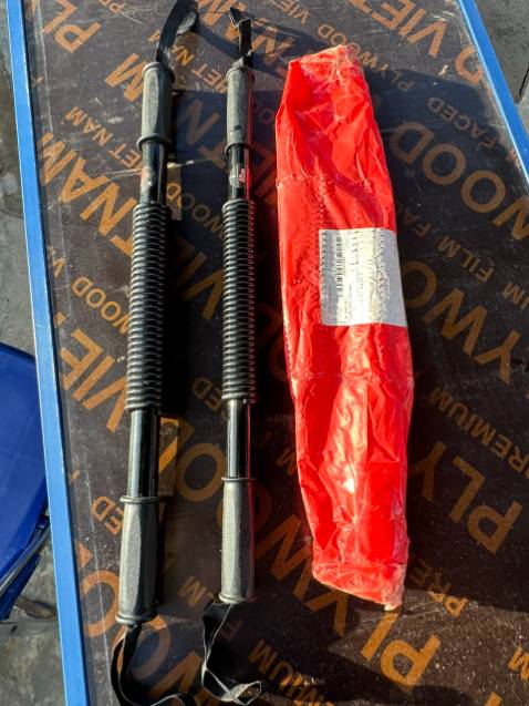 Không còn gì để diễn tả thêm, hàng đổi trả mới nhận kiểm tra lại chỉ thấy thay cái tem , còn hàng thì vẫn y nguyên lỗi như lúc trả, còn cả sơn lem nhem trên tay cầm sau đó đóng gói rồi chuyển lại cho người mua. Thât là kiểu làm ăn *** đảo, chộp giật coi thường khách hàng. Yêu cầu Tiki hoàn lại tiền