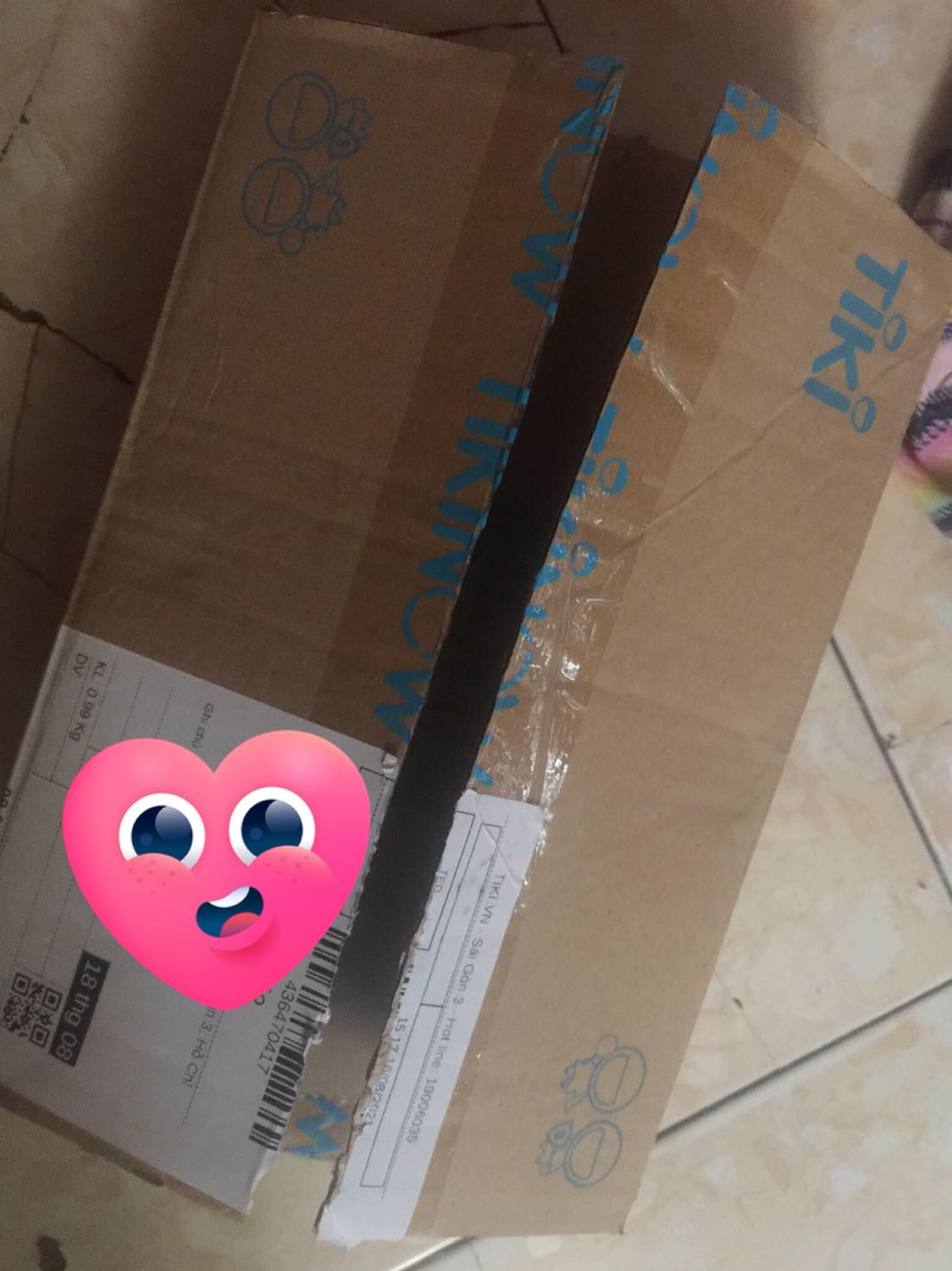 10đ về chất lượng ạ, thùng carton còn nguyên si, sách thì chùi ui ko móp méo một góc nào cả. Sách sờ sờ nó cứ mìn mịn sao í, thích lắm ạ! Cuốn sách này em nghe mọi người khen lâu rùi mà chưa có tiền mua và chưa sale nhiều, nhưng hổng hiểu sao bữa đó Nhã Nam sale 45% thế là em ko ngần ngại chốt đơn với 1 cuốn nữa. Áp mã giảm giá+Tiki xu => 2 cuốn có 98k thui, quá là ưng! Vận chuyển thì chậm hơn 2 ngày, tối đó em báo Tiki là trưa mai giao liền 😥 anh shipper giao lúc 12h trưa, trời nắng nóng rồi anh phải đợi em nữa, xin lỗi anh ạ! Trong phần mô tả, Tiki có phần đọc thử, em rất thích, ui quả ko sai, sách phân tích rất hay, câu mở đầu cực ấn tượng, những thứ ấy là điều ko nhỏ giúp em quyết tâm chốt đơn trong tình hình tài chính khó khăn, dịch bệnh hoành hành ở TpHCM như thế này. Cuốn sách này giúp ích cho những ai muốn mở rộng hiểu biết hay gần hơn là những ai cần những lập luận tư duy từ đó mà đưa vào bài văn NLXH giống như em. Em học chuyên Văn nên đọc sách rất nhiều để mở mang kiến thức cũng như cách lập luận của mình. Chốt lại, rất đáng mua ạ! ♥️♥️♥️