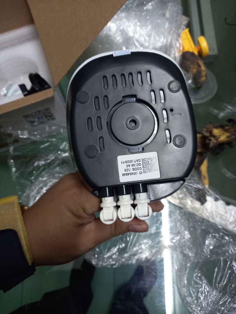 sản phẩm được tiki đổi lần 2, nhưng lag sản phẩm cũ, sản phẩm không có nguồn gốc không thương hiệu, phần dây cắm nguồn và anten quá sát nhau, khi cắm điện camera tự động quay ngược ra sau đứng yên soi vào 3 râu, quay ra lại quay vào, kết nối không kết nối được, đã nhấn thử nút reset thì có đến 3 chỗ reset nhưng chỉ có 1 cái ở trên đầu, reset rồi vẫn không kết nối được. đề nghị tiki thu hồi sản phẩm hoàn tiền hoặc cho mình mua của hàng chính hãng. hàng này là hàng nhái vớ vẩn, tiki bán hàng vớ vẩn.