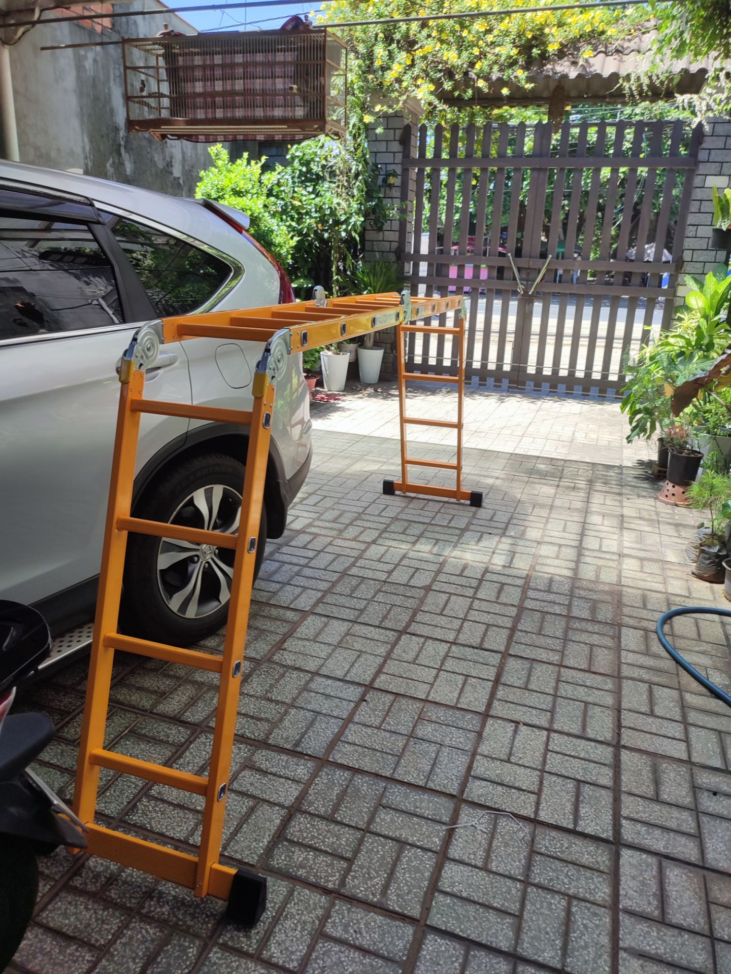 Thang cứng cáp, sử dụng trong gia đình ổn, nên mua kiểu gấp 4 này sẽ sử dụng được trong nhà nhiều mục đích hơn.