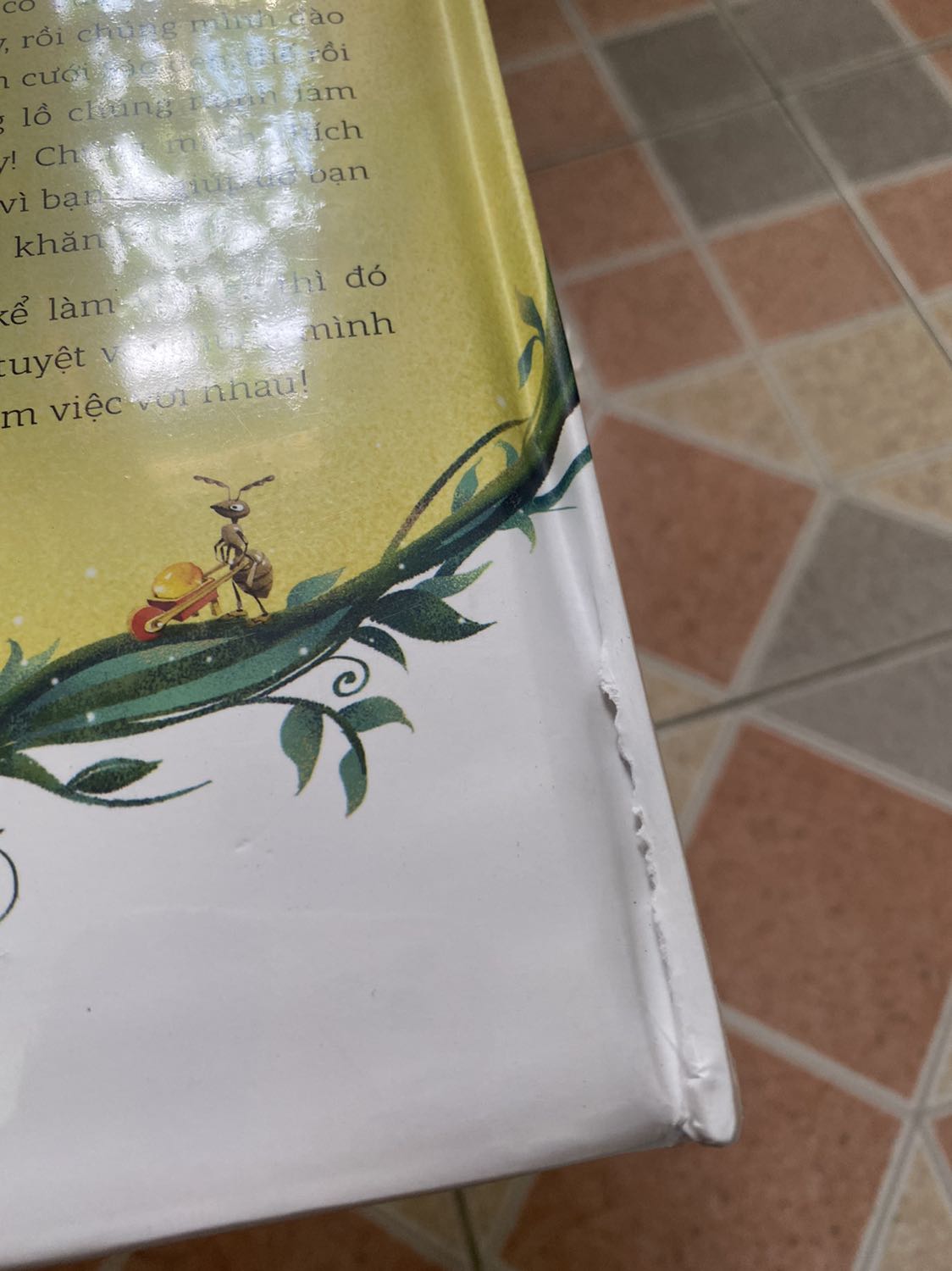 Nhận sách vẫn còn bọc kiếng mà bị rách bên trong như vậy đây. Nhà sách ko kiểm tra mà giao sách rách như vậy cho khách. Đề nghị đổi lại giúp mình.