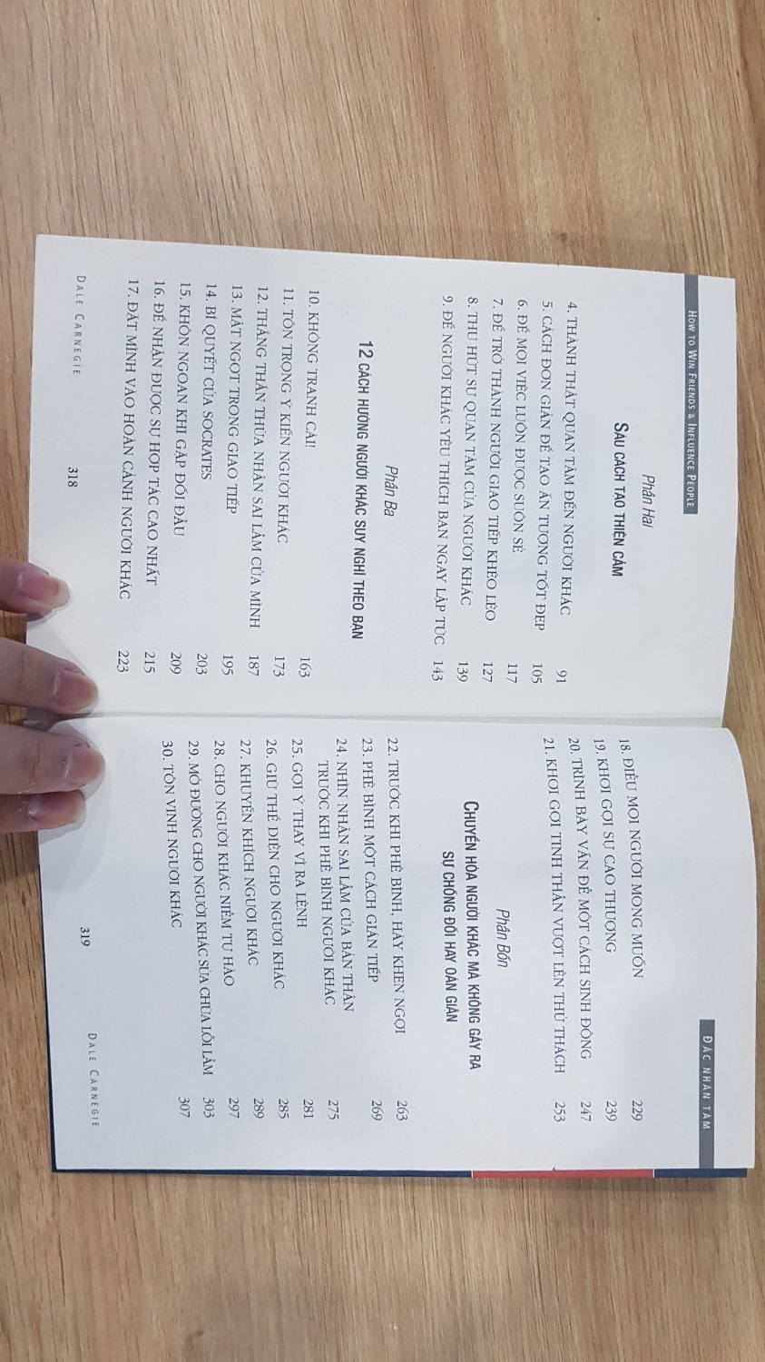 Đây là 1 cuốn sách ai cũng nên đọc. Nội dung sách là những nguyên lý căn bản nhất dạy về cách đối nhân xử thế. Đọc các ví dụ trong sách nhìn lại bản thân mình thấy được nhiều hành động mà bản thân cần phải sửa. Chất lượng giấy của sách lại hơi tệ.