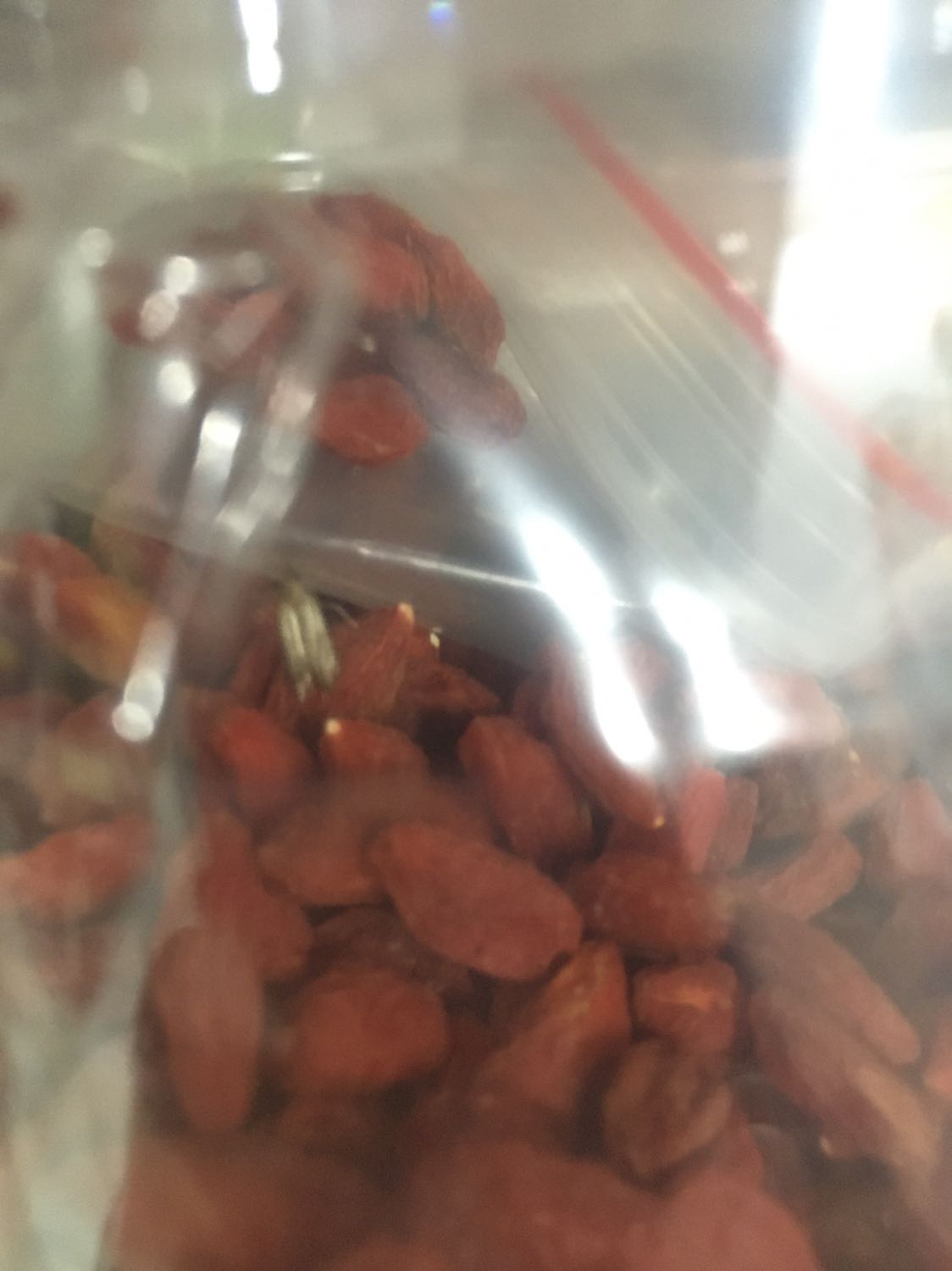 Sản phẩm mua về, may đến giờ mình chưa mở ra dùng, vẫn còn nguyên tem. Nhìn vào bên trong có vài con như kiểu ruồi hay muỗi gì đó. Mình rất quan ngại về vấn đề vệ sinh an toàn thực phẩm nên ko biết có dùng được ko. Mình chưa mở ra nên cũng ko biết túi có đóng kín hay hở mà những con đó sống bình thường trong đó như vậy. Mình mua cũng được 2-3 tuần rồi, nay rảnh mới phản hồi được mà trong khi giá cũng mắc. Là khách hàng thân thiết của Tiki, đây là lần mình thấy ko hài lòng nhất. Không biết giờ chính sách đổi trả còn hiệu lực ko???