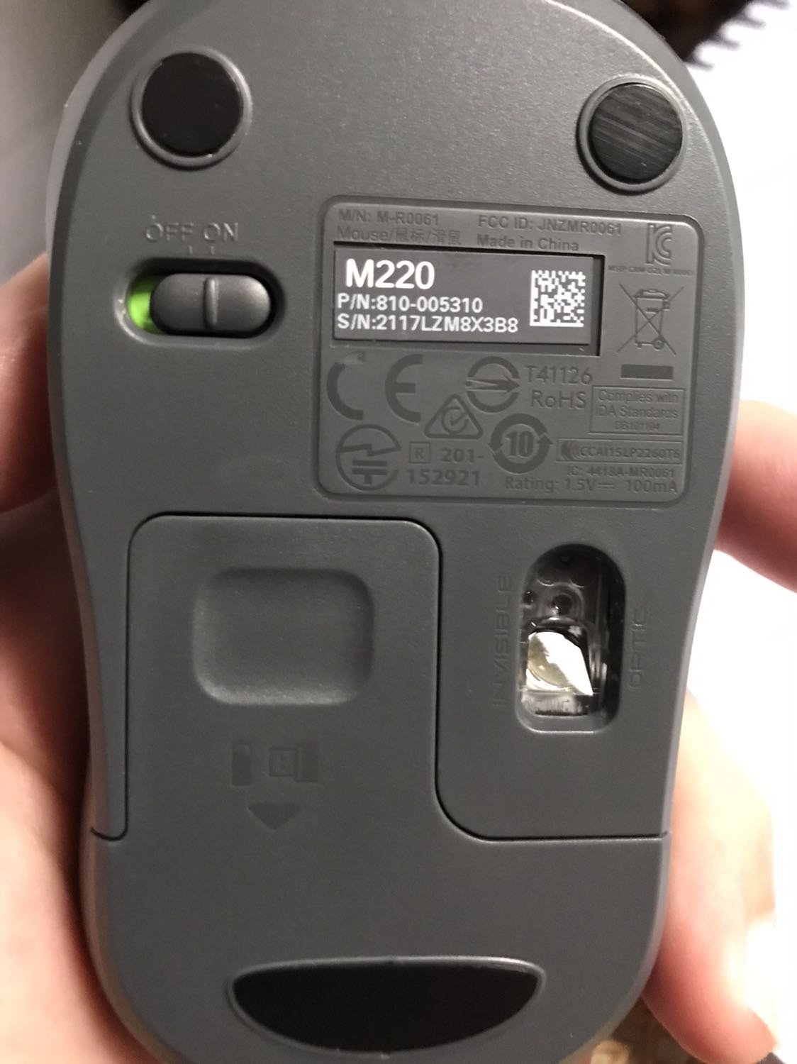 Tiki đóng gói cẩn thận, tuy nhiên khi nhận sản phẩm số S/N trên hộp và sản phẩm lại khác nhau? Thế là thế nào? Yêu cầu Tiki giải thích, thu hồi và giao lại đúng sản phẩm chứ 2 thông tin S/N không trùng khớp thì khách hàng sao dám tin tưởng nguồn gốc cũng như chất lượng sản phẩm?