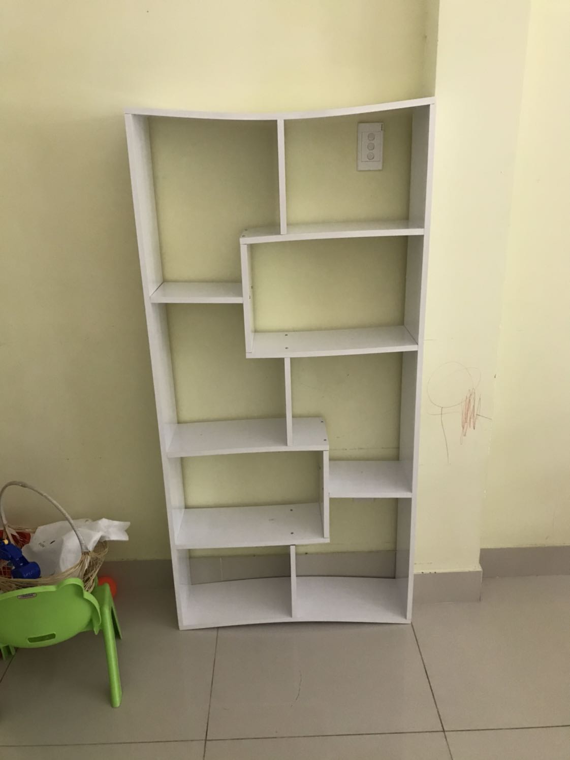 Mình đã nhận. Nhân viên giao hàng thì rất nhiệt tình. Sản phẩm đóng gói cẩn thận. 
Tuy nhiên sau khi ráp xong thì mình phát hiện mảnh số 3 và 14 bị ngắn làm mảnh 1 và 15 bị níu và cong oằn lại. Mình liên lạc bên người giao hàng thì họ bảo sẽ đổi hàng cho mình, nhưng phải đợi hết dịch họ mới làm lại. Sợ quá ngày đổi trả nên mình liên lạc tiki nhưng thấy tiki phản hồi có vẻ chậm, e*** bảo sẽ giải quyết trong vòng 24h kể từ lúc nhận *** nhưng hơn 24h vẫn chưa thấy, gọi trực tiếp thì nhân viên tư vấn bảo họ vừa gọi trùng với lúc mình bấm số gọi tổng đài tiki, rồi bảo mình cầm máy đợi. Rồi cầm máy đợi cả buổi tối không thấy gọi đâu. Tất nhiên biết có thể nhân viên các bạn nhiều việc, nhưng chúng tôi mua hàng qua mạng mà sản phẩm có lỗi gì đó thì chúng tôi cũng rất nóng ruột vì sợ mình bỏ tiền ra mà lại mua về một sản phẩm không dùng được. Mong tiki sớm giải quyết cho tôi!