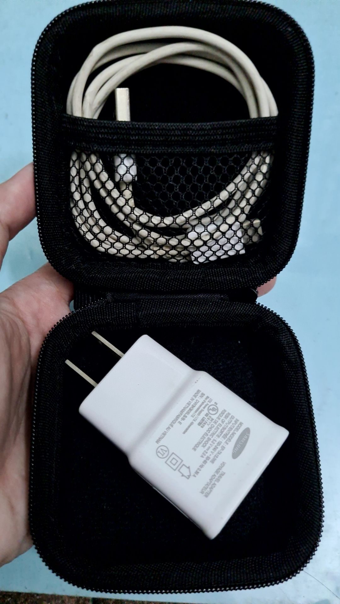 sản phẩm chắc chắn, thơm như nhiều bạn nói. nhưng chỉ có một dây kéo và có một khoảng hở nhỏ nơi khóa kéo như hình nên phân vân không biết có dễ hư không?
Nếu hư dây kéo có được bảo hành không nhỉ vì mình thấy ghi bảo hành đến 18 tháng.
Mình mua để đựng hộp tai nghe true wireless nhưng hàng chưa về nên thử dùng với những thứ khác như quảng cáo để xem sao. kết quả:

Nếu để đựng tai nghe có dây hoặc cáp sạc và củ sạc thì chỉ có củ type C và củ Micro USB mới vừa với hộp còn nếu củ sạc nhanh như hình thì để kiểu nào cũng không vô.
Nói chung thấy cũng chất lượng nhưng chỉ lo về phần dây kéo.