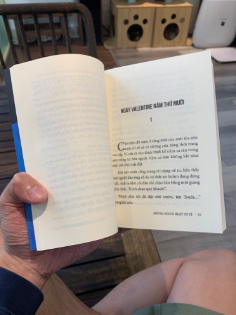 Sách đẹp, khổ vừa tay dễ cầm đọc. Nội dung là nhiều truyện ngắn của Keigo rất thú vị, những câu chuyện về con người rất Nhật, một góc nhìn khác về người Nhật, vẫn có đó những người Nhật gian xảo, vô liêm sỉ, một ông thị trưởng lố lăng, một ông hiệu trưởng bộ giáo dục mặt dày… một hệ thống cảnh sát quan liêu… Nước Nhật ko hẳn là hoàn hảo