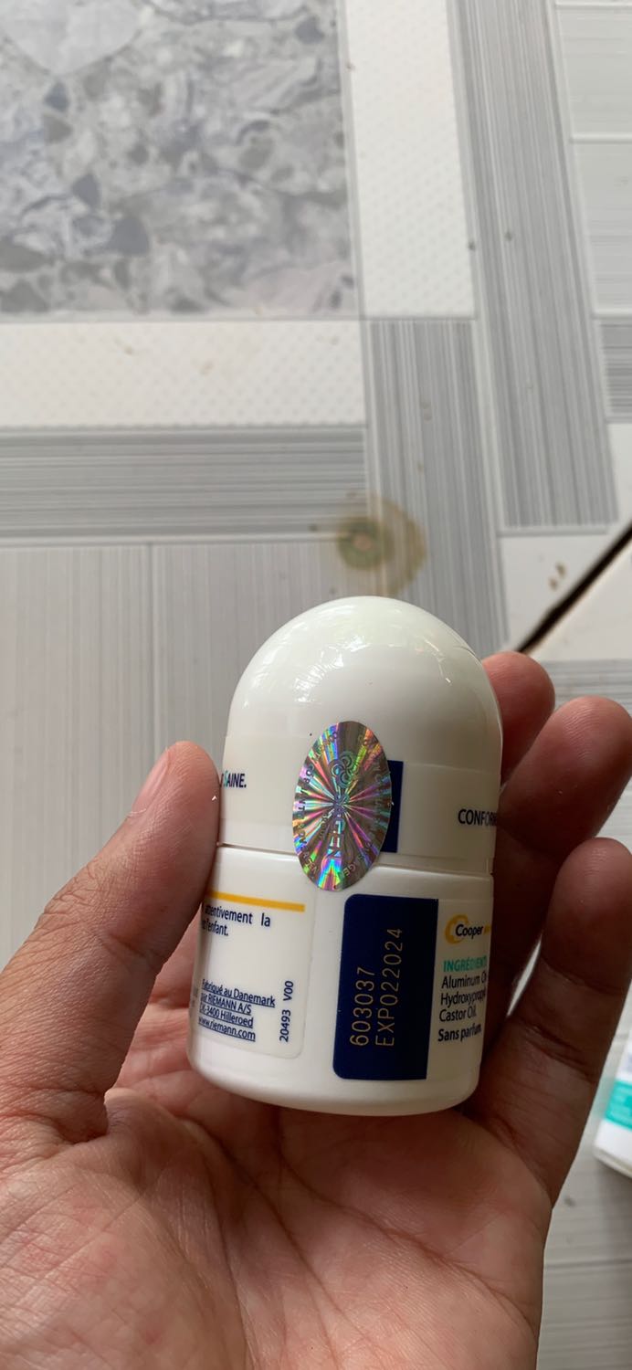 Vì dịch nên đợi lâu. Nhưng hài lòng khi nhận sản phẩm còn nguyên vẹn, có nhãn mác ghi tiếng việt và ngày sản xuất rõ ràng. Date mới, chai nhỏ gọn, vì là dòng đặc trị nên mình nghĩ là với 15ml sẽ sử dụng đc vài tháng.