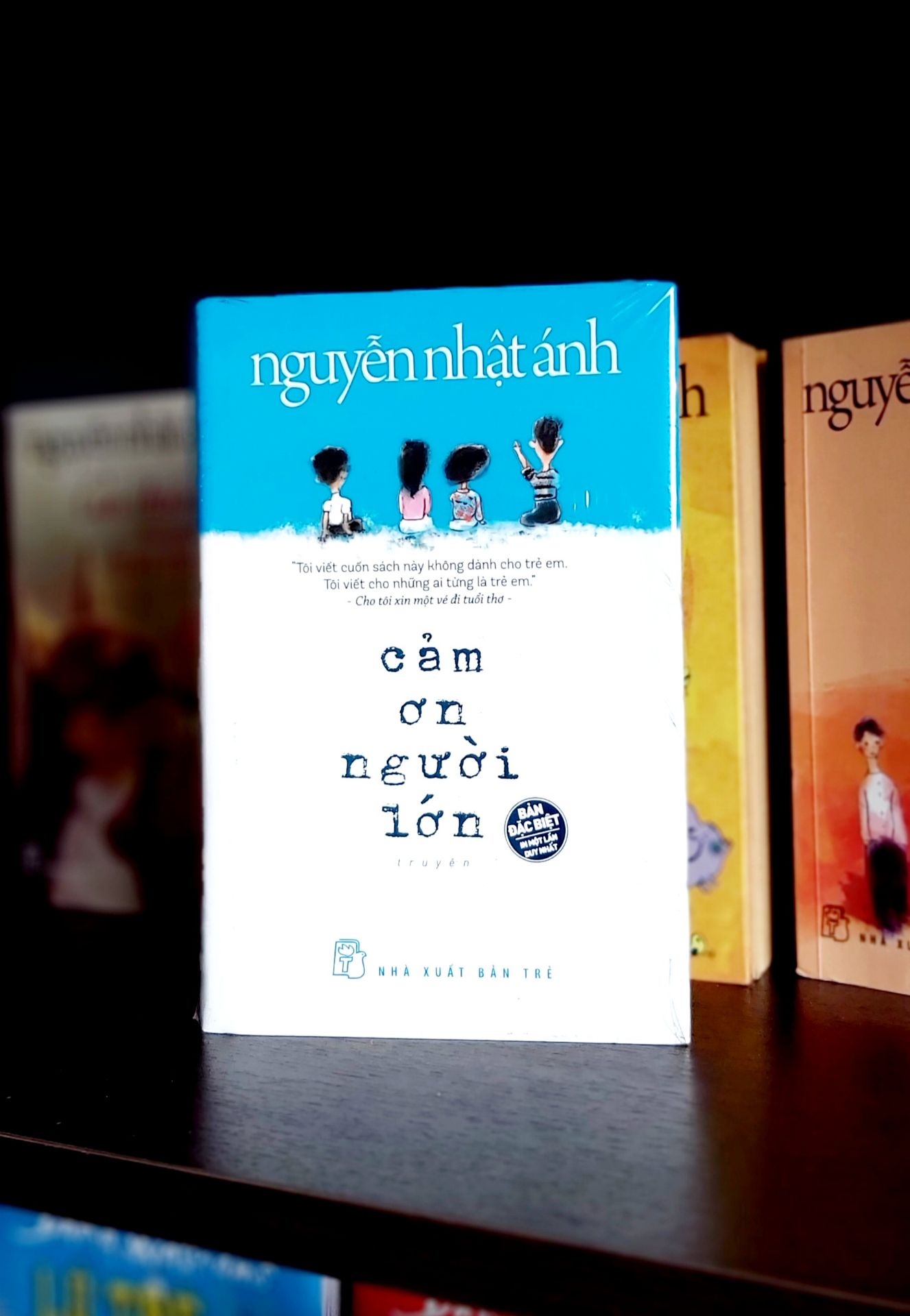 Sách đẹp, nhỏ gọn vừa tay các bạn nhỏ. Bìa cứng, giấy in trắng tinh. Mình mua quyển sách này vì tác giả bảo là 😋: " Tôi viết cuốn sách này không dành cho trẻ em. Tôi viết cho những ai từng là trẻ em." 
Dịch vụ Tiki tốt, đặt hàng và giao hàng đều nhanh. Sách đóng hộp xịn. Nhân viên giao hàng thân thiện. Like & Thanks!
