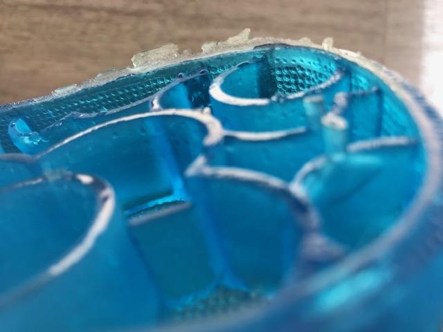 Tôi rất thất vọng khi nhận được sản phẩm không đúng như quảng cáo: nhãn hiêu in trên quai dép mất nét và thiếu nội dung, còn lung tung phần nhựa dư chung quanh dép và mặt dưới dép, đi đau chân ..., xuất xứ Hàn Quốc như thế sao??? không phù hợp với giá đã mua (mặc dù đã được giảm giá)