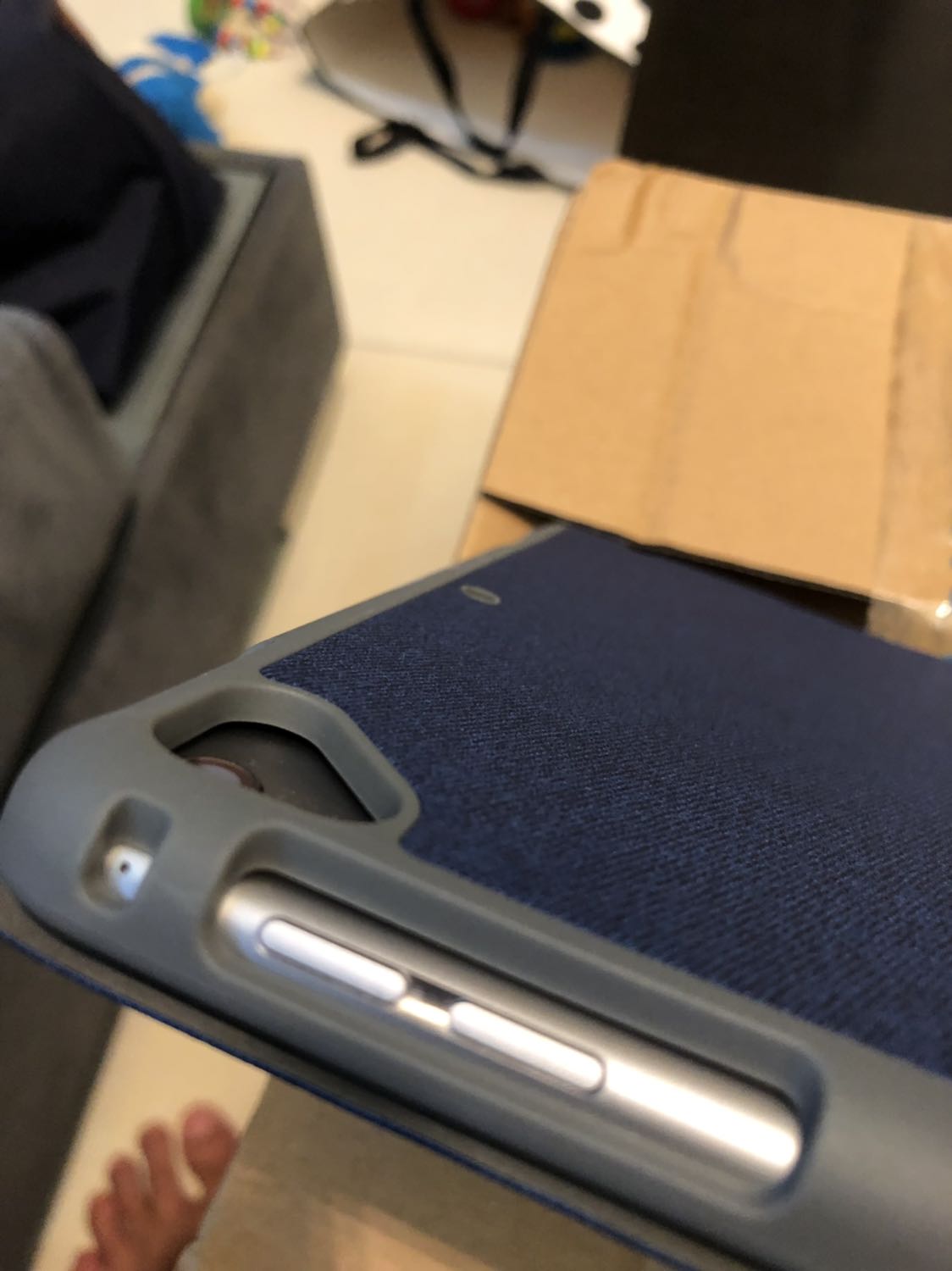 Case này nói chung anh em không nên mua! Nhìn hình các bác cũng thấy! Không phải rẻ cũng không phải đắt nhưng thế này thì không hợp lý! 
Chất liệu case thì ok nhưng mà quá dầy và ốp lỏng lẻo không chắc chắn! Chỉ muốn hoàn lại sản phẩm này!