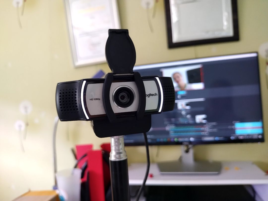 ưng từ giao hàng đóng gói đến lúc nhận hàng, khui hàng và trải nghiệm. Nhu cầu dùng cơ bản thì set up nhanh, mà thích làm này làm kia thì hơi mất thời gian để vọc software 1 xíu.
Mình chỉ thắc mắc là k biết tại sao seal lại bị rạch trước khi mình mở ra thôi. Nhưng vì giá mềm hơn các shop khác nên cho qua he