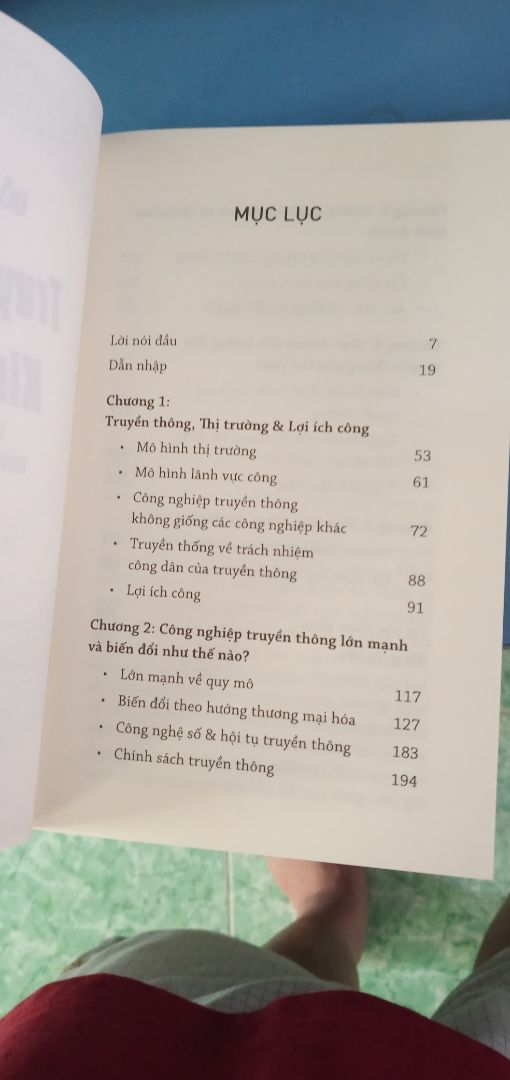Giao hàng uy tín.
Sản phẩm được đóng gói không được đẹp lắm nhưng không bị hư hỏng là được rồi.
Sách thì không được bọc muốt và trên bìa sách có vài chỗ bẩn nhưng nói chung là tạm ổn.
Chữ viết thì rõ ràng, không lỗi.
Có vài trang thì dính nhau nhưng nếu mình cẩn thận thì đâu lại vào đó nên cứ yên tâm mà mua.