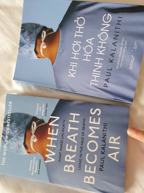 Sách in đẹp như những quyển sách khác. Giấy in hơi vàng chống lóa.
Mình mua cả 2 bản Anh, Việt