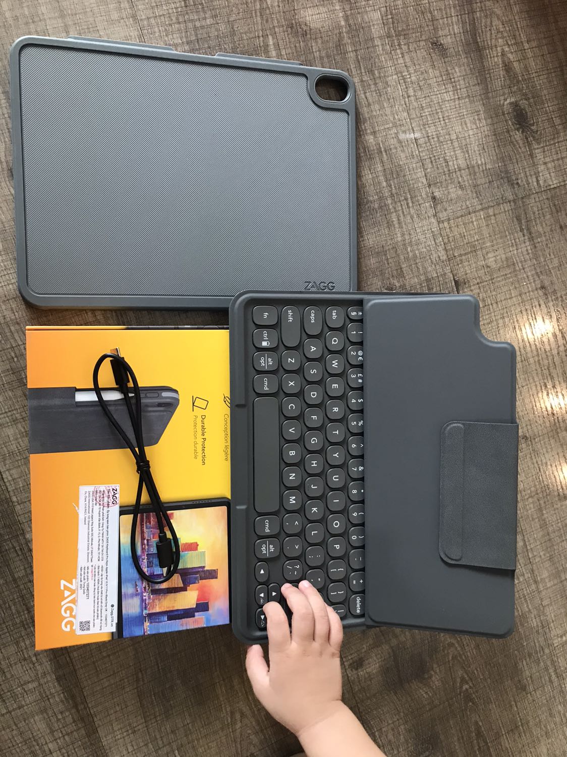 Giao hàng nhanh. sản phẩm tuyệt vời. mua đợt này còn được tặng quà củ và dây sạc 20w. nếu apple keyboard quá mắc thì đây là sự chọn lựa số 1. các bạn đừng mất thời gian tìm  hiểu các loại khác làm gì, Zagg mà mua nhé. có đủ các kích thước cho từng đời ipad.Kết nối được 2 thiết bị, có đèn bàn phím và rất nhiều phím tắt. vỏ bảo vệ và bàn phím tách rời rất tiện lợi(kết nối bằng nam châm rất chắc) ưng quá, tks shop.