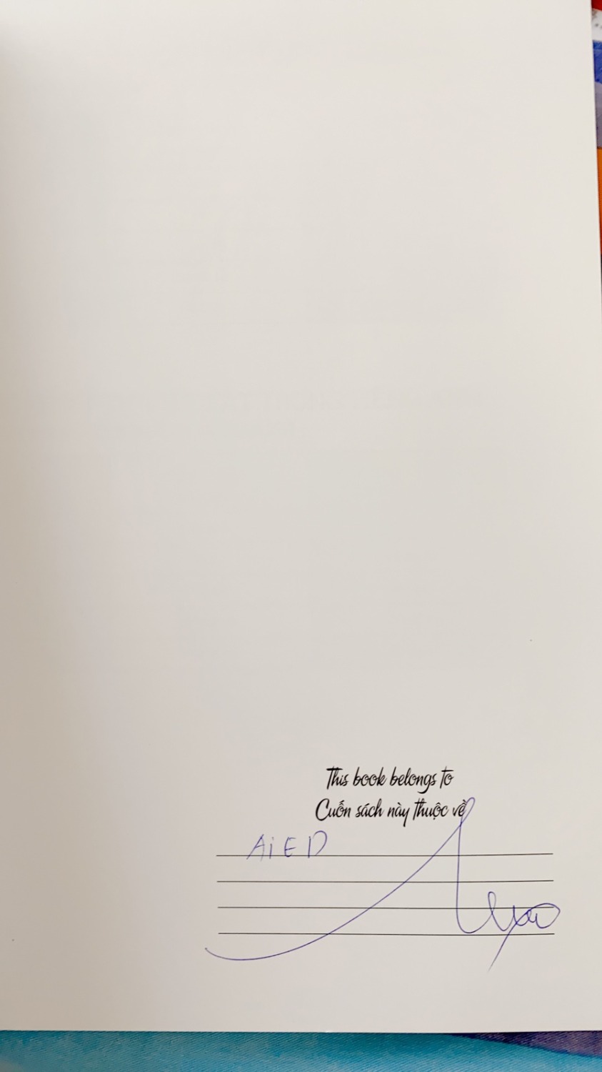 1.Mình mua sách tặng bạn. Vậy mà mới lật ra thì giống như mua phải sách cũ, đã có người ký tên lên đó.
2. Nên chọn font chữ phù hợp (trang 14,15,16) chữ viết thường rất khó đọc. Mình là người Việt nhưng nhìn vào chữ s vẫn khó mà hình dung được.
3. Lỗi đánh máy nhiều trong phần giải thích tiếng anh.
4. Phần phát âm về thanh điệu không được giải thích rõ ràng về kĩ thuật. Nếu người nước ngoài tự học sẽ rất khó.
5. Hiện tại các loại laptop đều không có ổ đĩa, nếu có gửi kèm file ghi âm bài học trong email thì tốt nhất.
Kết cấu bài khá ổn, hình ảnh minh hoạ hiện đại, chỉnh chu như giáo trình nước ngoài.