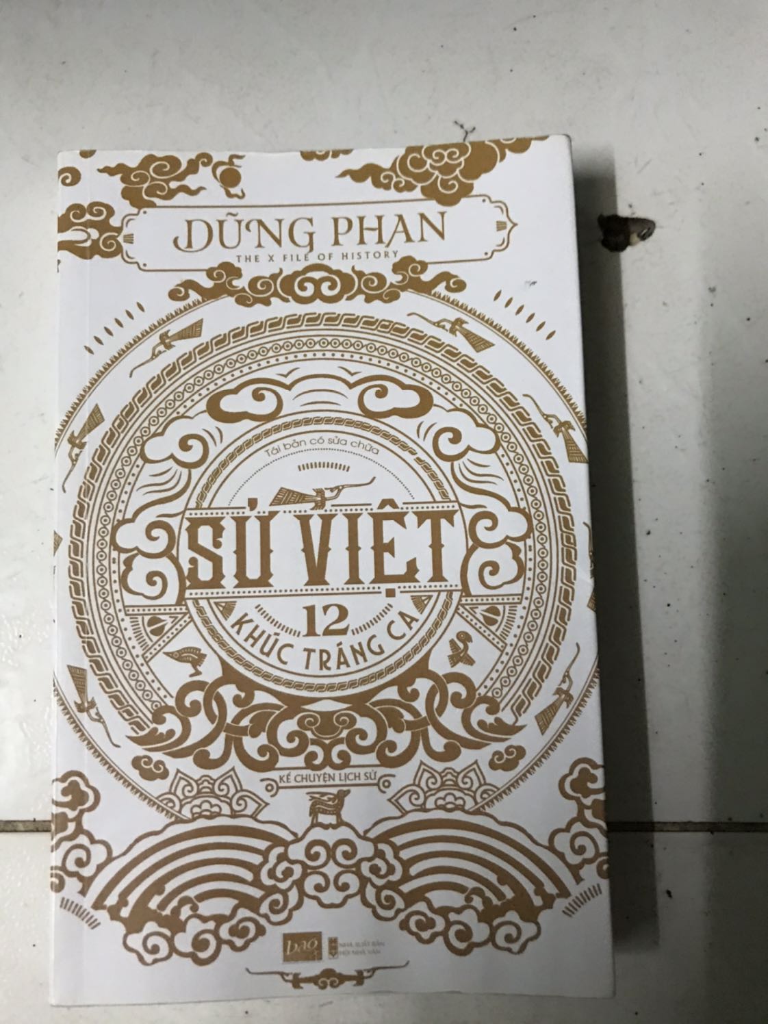 “Dân ta phải biết ta. Cho tường gốc tích nước nhà Việt Nam”. 0h45 16/11/2020, mình đã đọc xong quyển sách này. Đây là cuốn sách về lịch sử đầu tiên mà mình đọc, thật sự rất cuốn hút chứ không khô khan như sách giáo khoa. Mình nhận được rất nhiều kiến thức thông qua cuốn sách này và cũng được tiếp thêm phần nào niềm đam mê để tìm hiểu tiếp tục về lịch sử Nước nhà. Bạn nào đang tính mua thì hãy mua để đọc ngay và luôn đi nhé vì nó không phí thời gian của bạn đâu, rất xứng đáng luôn đó :))))))))))