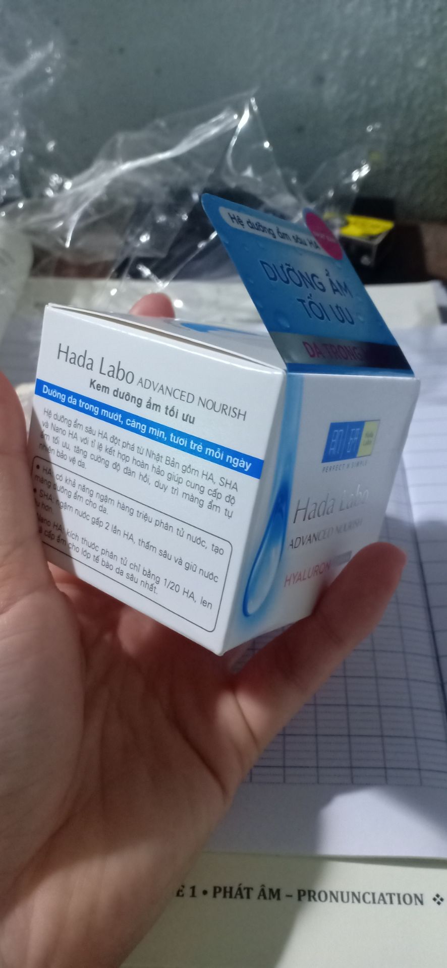 mới nhận hàng nè
hàng về đóng gói OK lắm luôn
chất kem thấm khá nhanh, mùi thì khá là hmmm.. chắc sản phẩm không cí chất tạo hương nên mùi nhẹ.
mới xài nên chưa review được sau sẽ quay lại đánh giá.