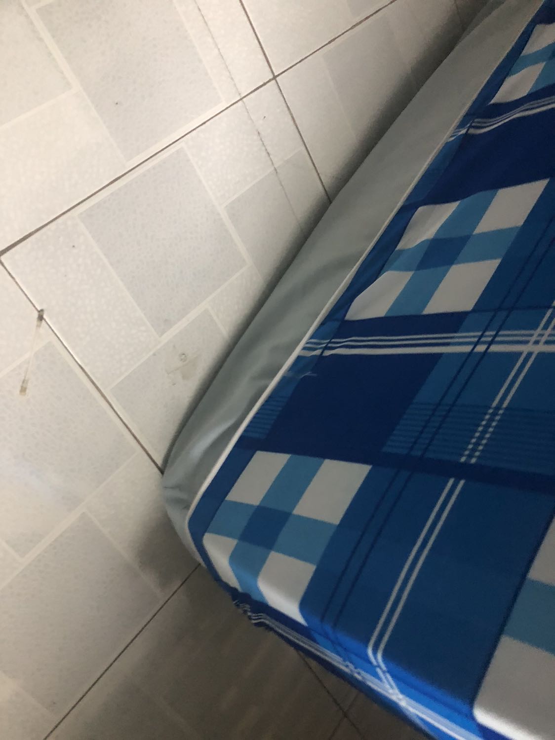 Gì kì vậy. Báo kích thước là 1,4m cho chiều ngang, 10cm cho bề dày và 2m cho chiều dài. Trong khi nệm của mình dài chưa tới 2m, dày chưa được 10cm mà hàng ngắn ngủn thế này.