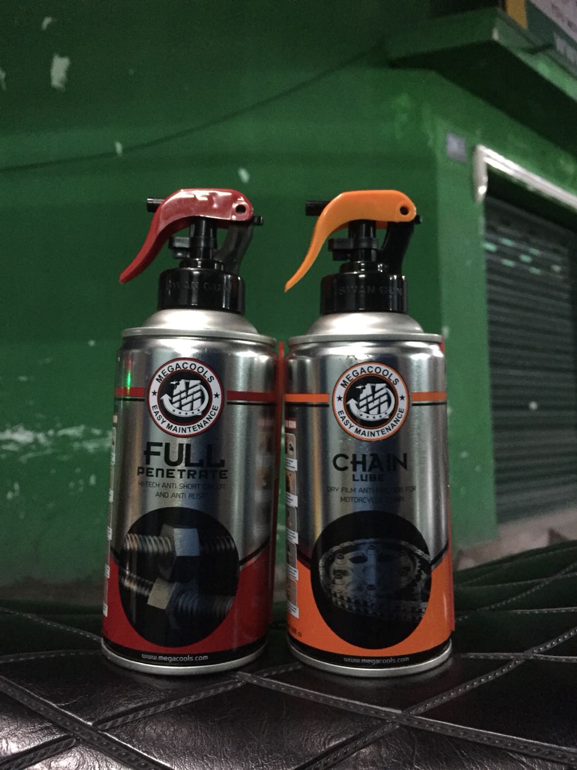 Sản phẩm được giao giống hình, bề mặt chai và khoá an toàn còn nguyên vẹn. Chất lượng thì dùng qua vài lần mới có thể thấy kết quả