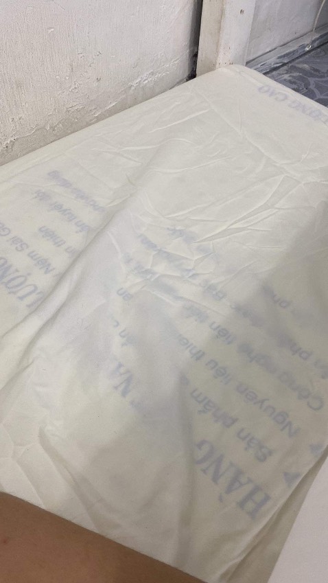 Đặt trắng xám, giao trắng tinh. Vải mỏng tới độ nhìn cả dưới đệm lun. Quá phí tiền, mất tiền mua thêm bực vào người. Không bao giờ mua lại lần 2.