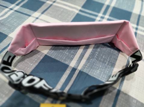 Loay hoay tìm đằng trước ko thấy ngăn túi, hóa ra ẩn đằng sau :)))