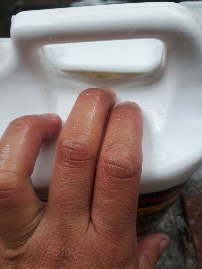 shop đóng gói nhìn là rất kỹ lưỡng  . những vẫn bị mốp và bị bở theo đường chỉ của canh nước rửa xe và chảy hết nửa canh nước rửa xe. vậy làm sao mà dùng nữa. .. tôi mong shop và tiki hợp tác với bên vận chuyển. ko nên vứt đồ khách hàng như vậy. vứt như vậy chỉ có mà bở hết của người ta. sao ng ta dùng nữa. vẫn chuyện vậy mà làm bên vận chuyển được à. phải cẩn thận chút chứ. làm ăn sống nhăn vậy sao được