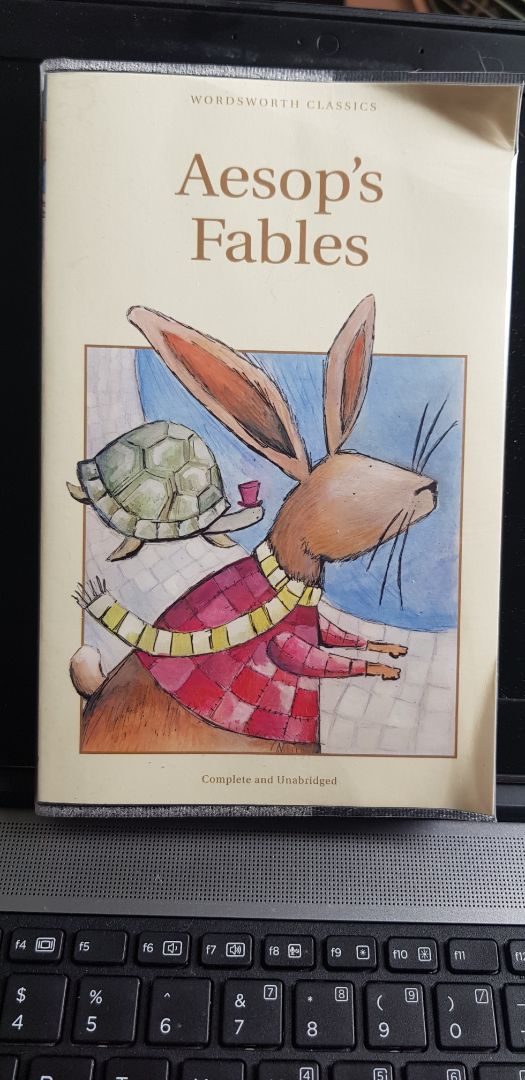 Ship hàng nhanh. Sách nhận đến thì hơi bị móp méo 1 chút nhưng không bị rách hỏng nên oke. Mục lục rõ ràng, các câu chuyện Ngụ ngôn Ơ Dốp đã có phần nào quen thuộc với tuổi thơ nên rất thú vị. Sách tiếng Anh nhưng từ vựng không quá khó. Tổng kết lại là đáng mua.