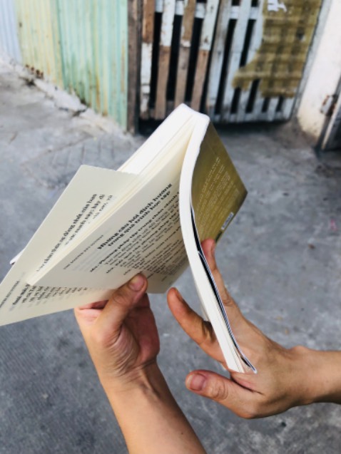 Sách lậu thì phải, mua về được ít ngày đã rách gáy rồi
K biết liên hệ shop sao để khiếu nại