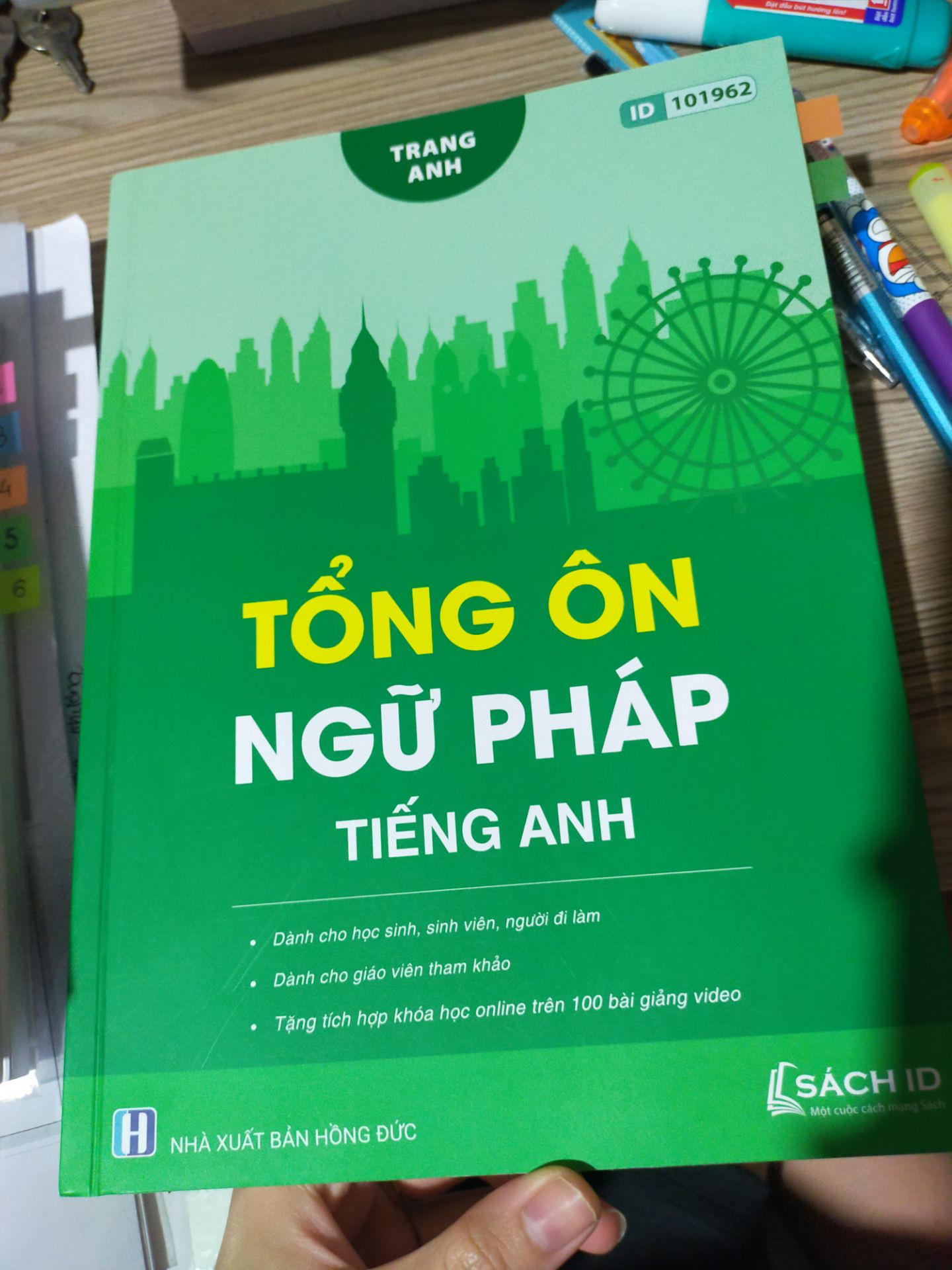 10/10 cho quyển sách đầy chất lượng này. sách cô Trang Anh là siêu xịn xò rồi. Mọi người nên mua để trải nghiệm, nội dung kiến thức quá ok, sách dày quá trời luôn á, tuyệt vời. ❤
...? /10 cho cách gói hàng lần này của Tiki vì gói quá ẩu, sơ sài, kiểu không để cuốn sách trong hộp, mà bỏ vô miếng carton rồii quấn keo cho có. Lúc nhận hàng hơi buồn nhe. Và hình như làm rớt cái flashcard trong phần quà tặng của mình luôn đó. hic 😢Mong tiki xem lại khoản này nha. ❤