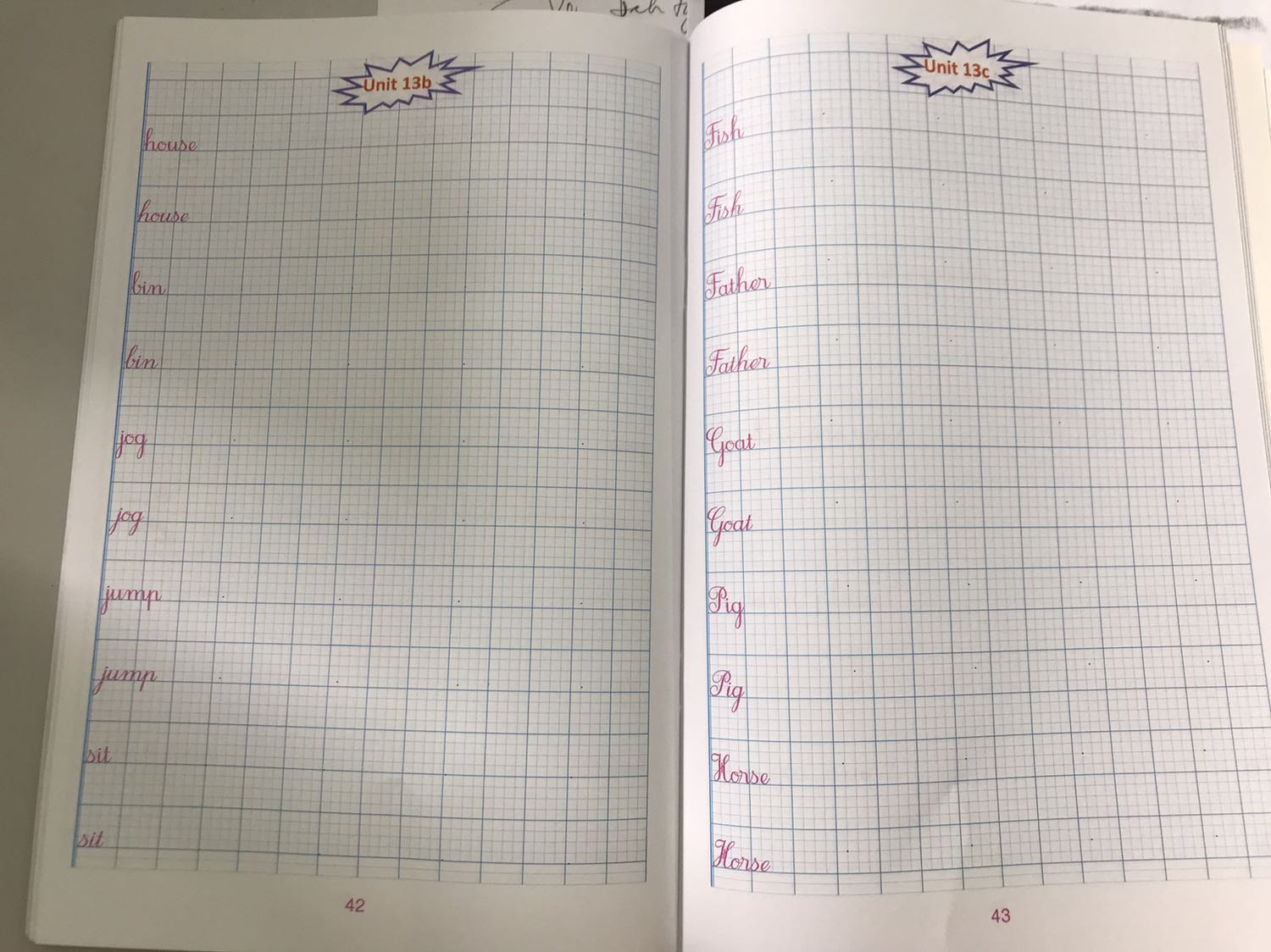 Mình mua cả tập 1 và 2, mới đặt chiều hqua mà sáng nay đã tới. Sách vừa luyện chữ vừa luyện tiếng anh cho bé khá hay, mỗi chữ hay câu đều có viết thẳng và viết nghiêng ở kiểu chữ viết thường rất đẹp. Tổng 2 quyển có 35 chủ đề rất gần gũi với cuộc sống. Mình mong những lần in sau trang giấy sẽ dày hơn nữa, hiện tại đã dày r nhưng nhiều bé viết ấn khá mạnh nên dày hơn nữa sẽ tốt hơn.