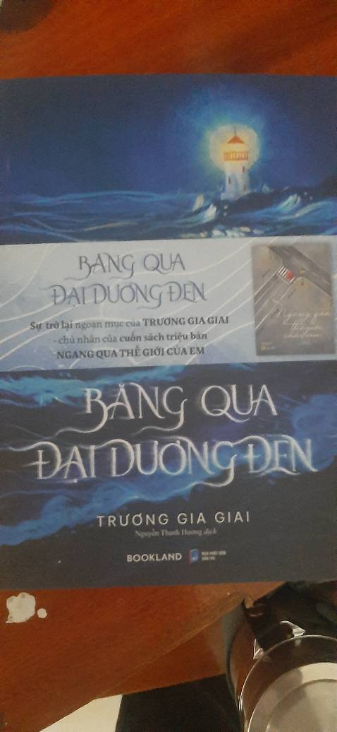 Sách được cán một lớp kim tuyến rất đẹp