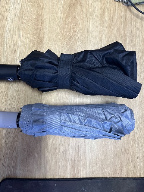 Mình mới đặt mua 1 cây màu xám và 1 cây màu đen. Cây màu xám bấm nút bung dù kiểm tra ok, cây màu đen bấm nút bung dù thì cảm giác bị khựng lại, nhưng vẫn bung ra được, kiểm tra thì thấy 2 cái chốt chỗ tán dù bị móp và lệch, bấm nút thu gọn lại thì hơi lồi chỗ đó ra. Tình trạng này có được bảo hành không ạ!?