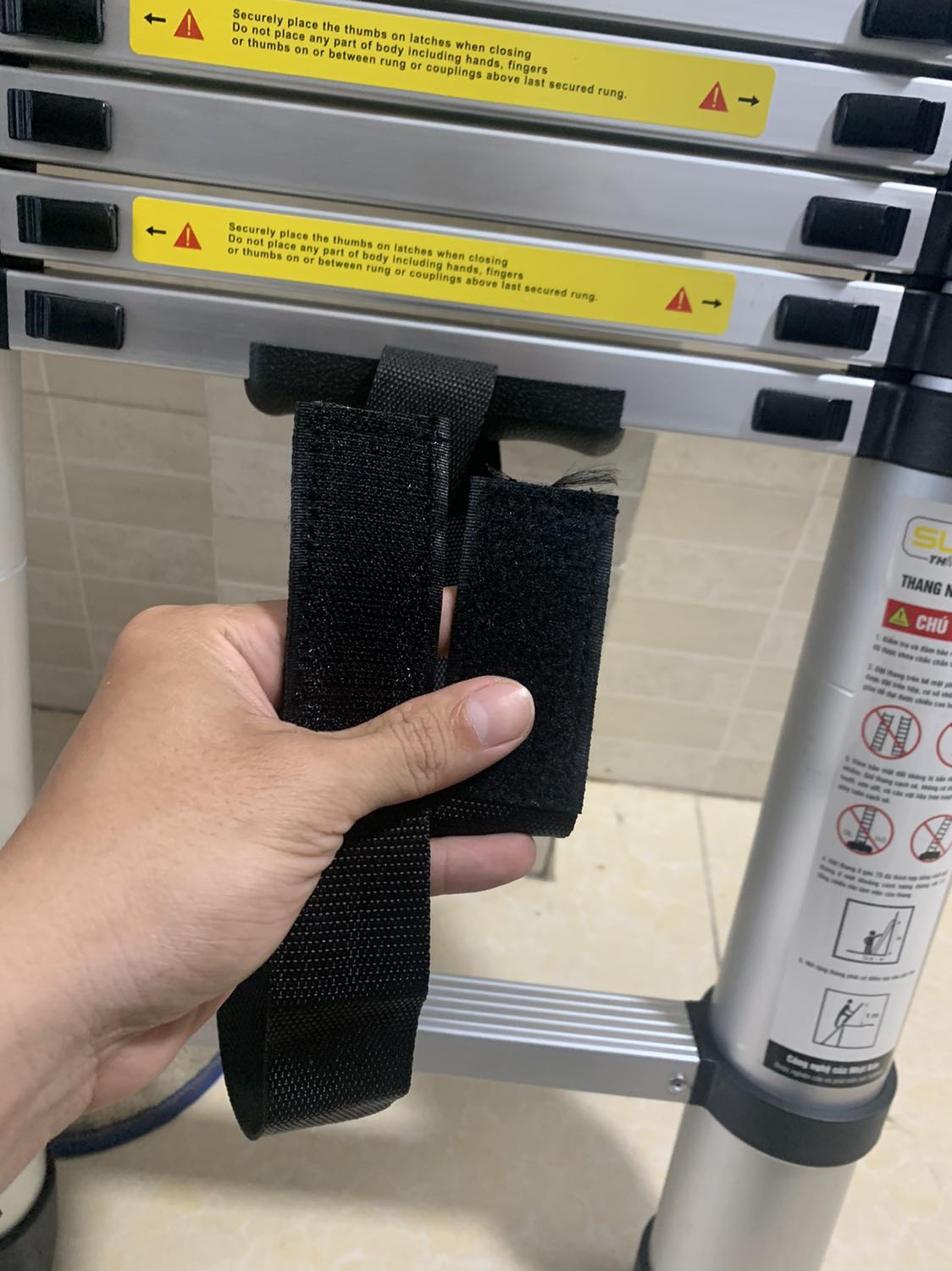 Dây quấn thang ko có chốt cài như hình chỉ có miếng dán . Khá thất vọng khi không giống như mô tả vs hình đăng sản phẩm . Chọn mua vì thấy ảnh có chốt gài nhưng thực tế ko có