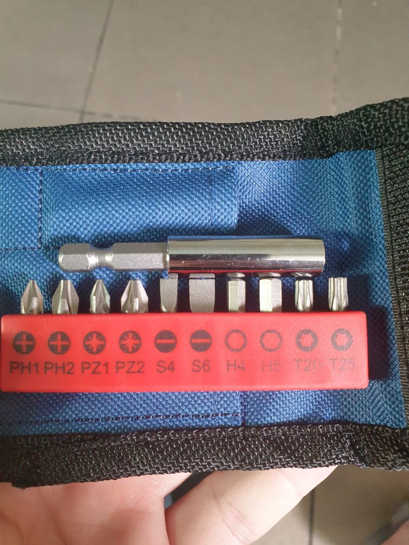 Gồm 1 thân máy, 2 pin, 1 cục xạc, 1 bộ đầu bắn vít, 1 bộ mũi khoan như ảnh.