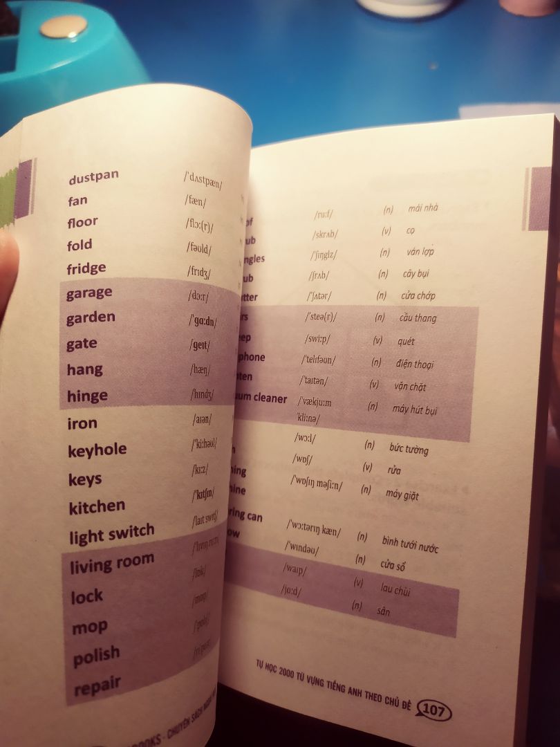 Mình mới nhận sách về nên chưa thể review kĩ về sách. Theo mình thì những bạn học hơi yếu anh thì nên đọc sách này, sách hơi nhiều chữ, chưa kết hợp sử dụng hình ảnh để dễ hiểu hơn. Tuy nhiên giá vậy là hợp lí rồi, mình có đoc qua phần mục lục thì chưa thấy sách nói về các thì trong tiếng anh nên mình hơi hoang mang, sách ngữ pháp mà không có CÁC THÌ thì theo mình thấy là không đầy đủ nha. còn mua hay không là theo cảm nhận của các bạn. Mình mới nhận sách về nên chưa thể review kĩ về sách. Theo mình thì những bạn học hơi yếu anh thì nên đọc sách này, sách hơi nhiều chữ, chưa kết hợp sử dụng hình ảnh để dễ hiểu hơn. Tuy nhiên giá vậy là hợp lí rồi, mình có đoc qua phần mục lục thì chưa thấy sách nói về các thì trong tiếng anh nên mình hơi hoang mang, sách ngữ pháp mà không có CÁC THÌ thì theo mình thấy là không đầy đủ nha. còn mua hay không là theo cảm nhận của các bạn.